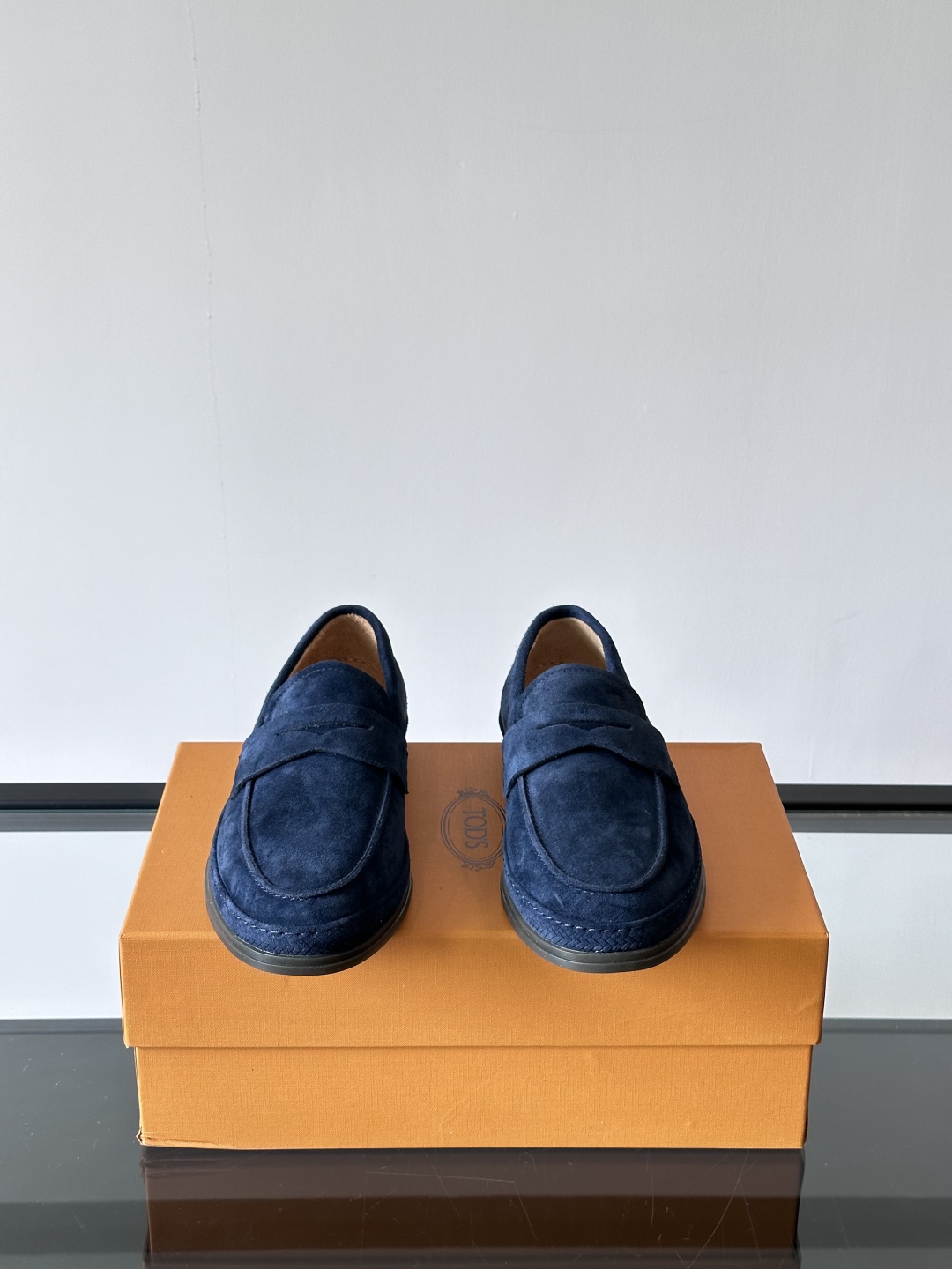 Tod'S/托德斯男士乐福鞋本款乐福鞋以雅致的进口头层牛皮革制成， 配以品牌logo横条装饰，外露手工缝