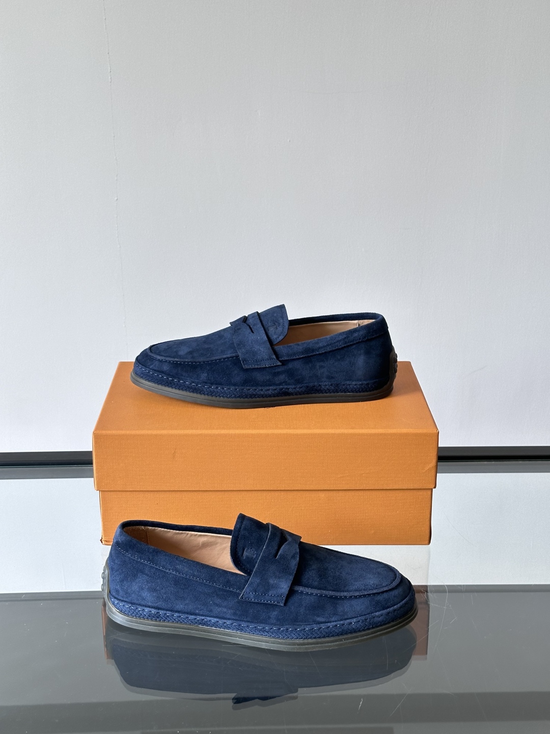 Tod'S/托德斯男士乐福鞋本款乐福鞋以雅致的进口头层牛皮革制成， 配以品牌logo横条装饰，外露手工缝