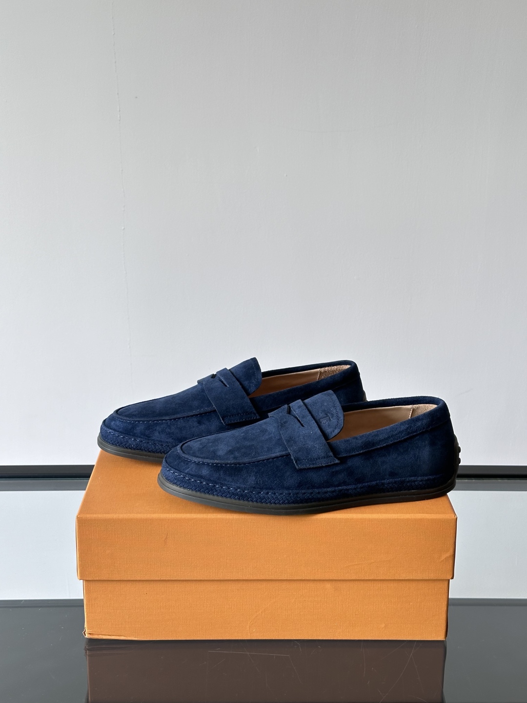 Tod'S/托德斯男士乐福鞋本款乐福鞋以雅致的进口头层牛皮革制成， 配以品牌logo横条装饰，外露手工缝