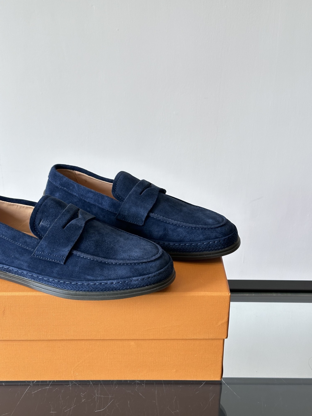 Tod'S/托德斯男士乐福鞋本款乐福鞋以雅致的进口头层牛皮革制成， 配以品牌logo横条装饰，外露手工缝
