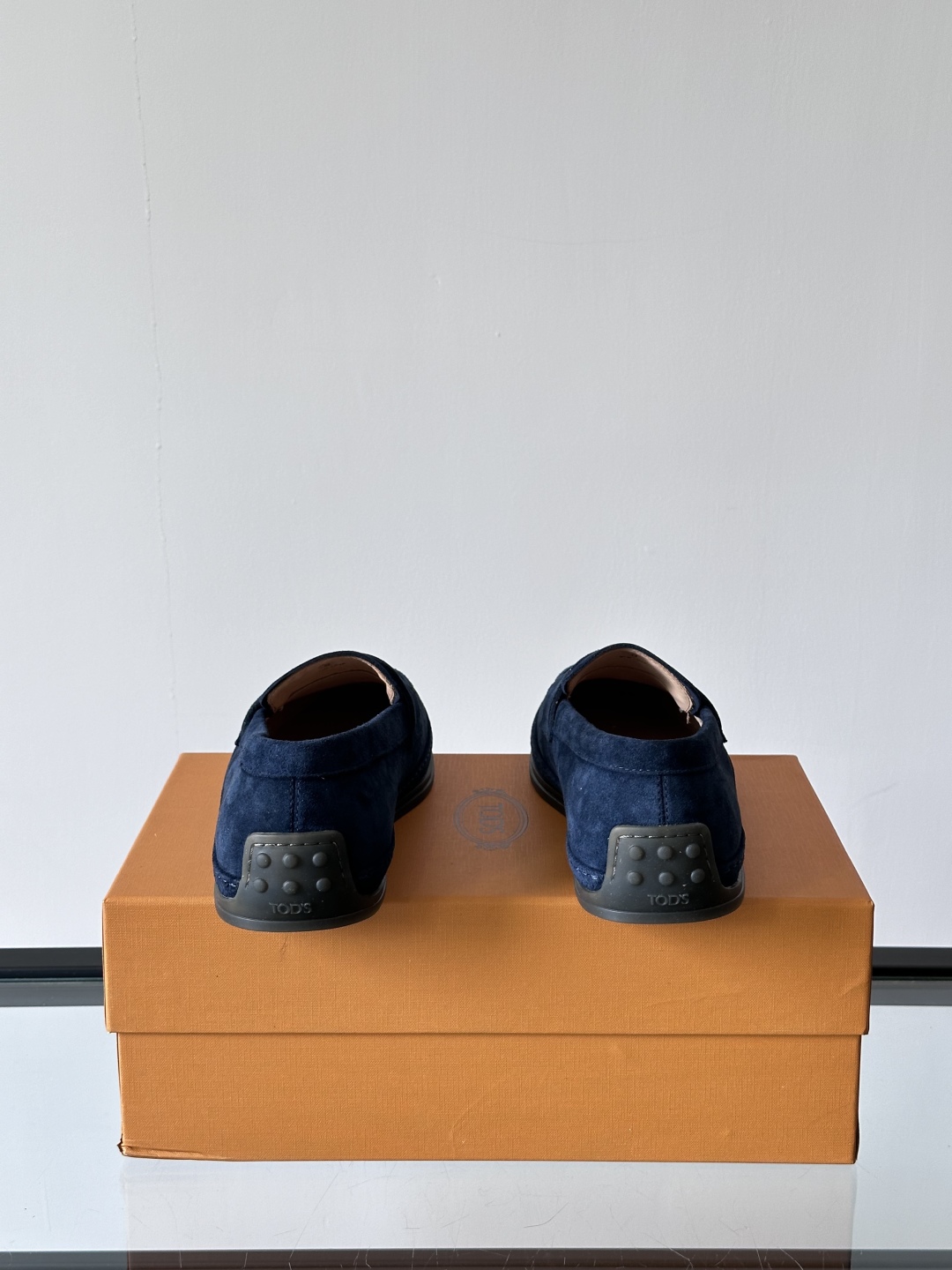 Tod'S/托德斯男士乐福鞋本款乐福鞋以雅致的进口头层牛皮革制成， 配以品牌logo横条装饰，外露手工缝