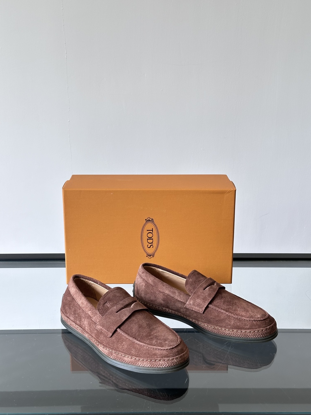 Tod'S/托德斯男士乐福鞋本款乐福鞋以雅致的进口头层牛皮革制成， 配以品牌logo横条装饰，外露手工缝