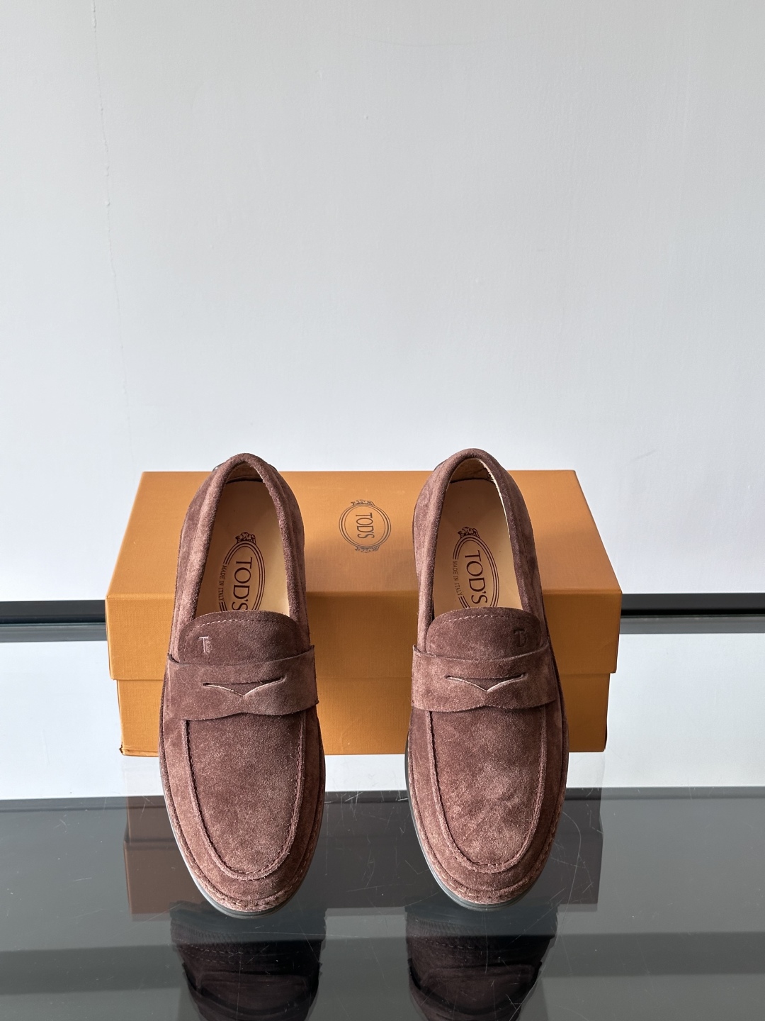 Tod'S/托德斯男士乐福鞋本款乐福鞋以雅致的进口头层牛皮革制成， 配以品牌logo横条装饰，外露手工缝