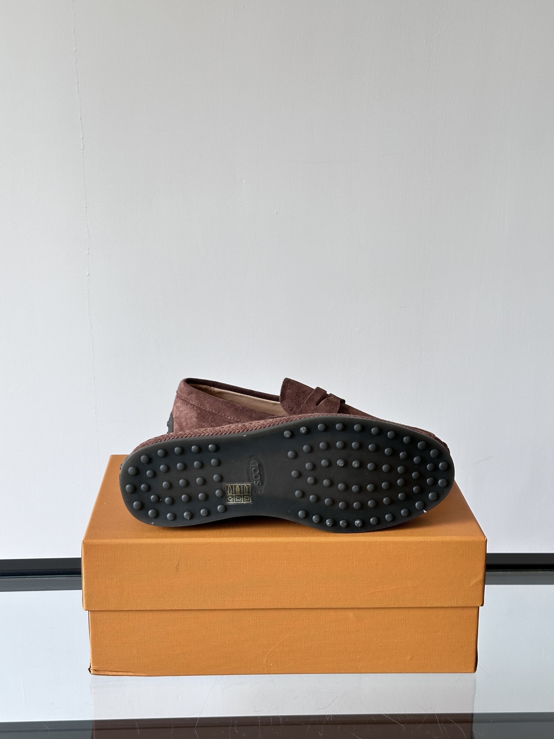 Tod'S/托德斯男士乐福鞋本款乐福鞋以雅致的进口头层牛皮革制成， 配以品牌logo横条装饰，外露手工缝