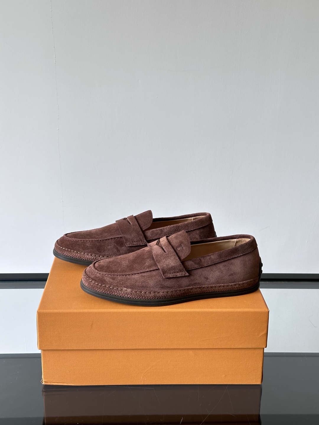 Tod'S/托德斯男士乐福鞋本款乐福鞋以雅致的进口头层牛皮革制成， 配以品牌logo横条装饰，外露手工缝