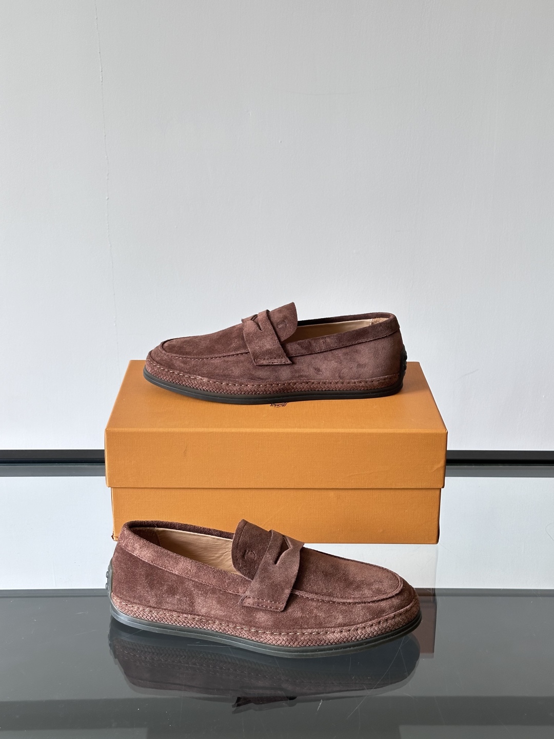 Tod'S/托德斯男士乐福鞋本款乐福鞋以雅致的进口头层牛皮革制成， 配以品牌logo横条装饰，外露手工缝