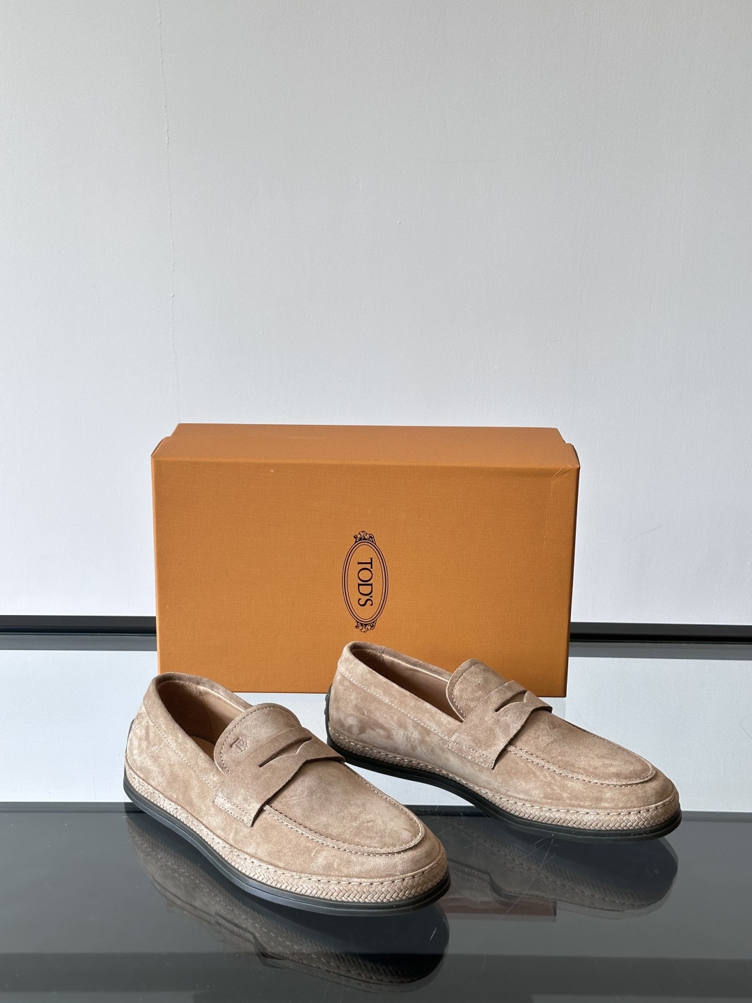 Tod'S/托德斯男士乐福鞋本款乐福鞋以雅致的进口头层牛皮革制成， 配以品牌logo横条装饰，外露手工缝