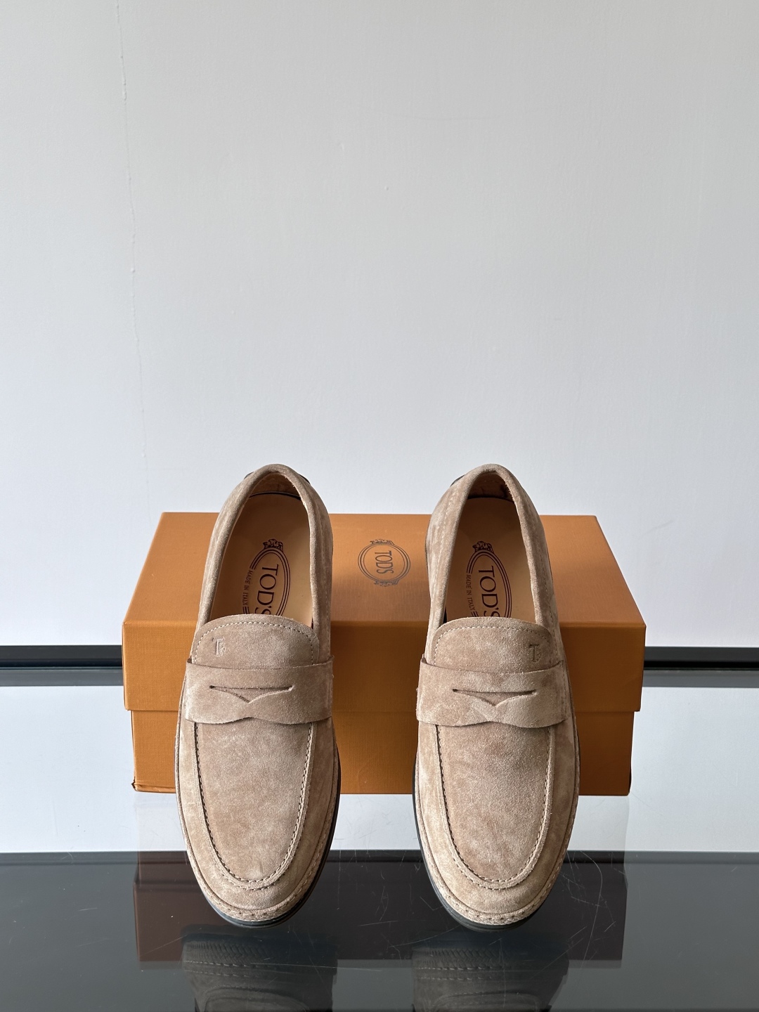 Tod'S/托德斯男士乐福鞋本款乐福鞋以雅致的进口头层牛皮革制成， 配以品牌logo横条装饰，外露手工缝