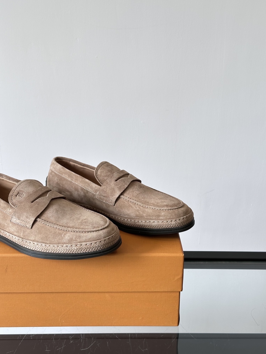 Tod'S/托德斯男士乐福鞋本款乐福鞋以雅致的进口头层牛皮革制成， 配以品牌logo横条装饰，外露手工缝