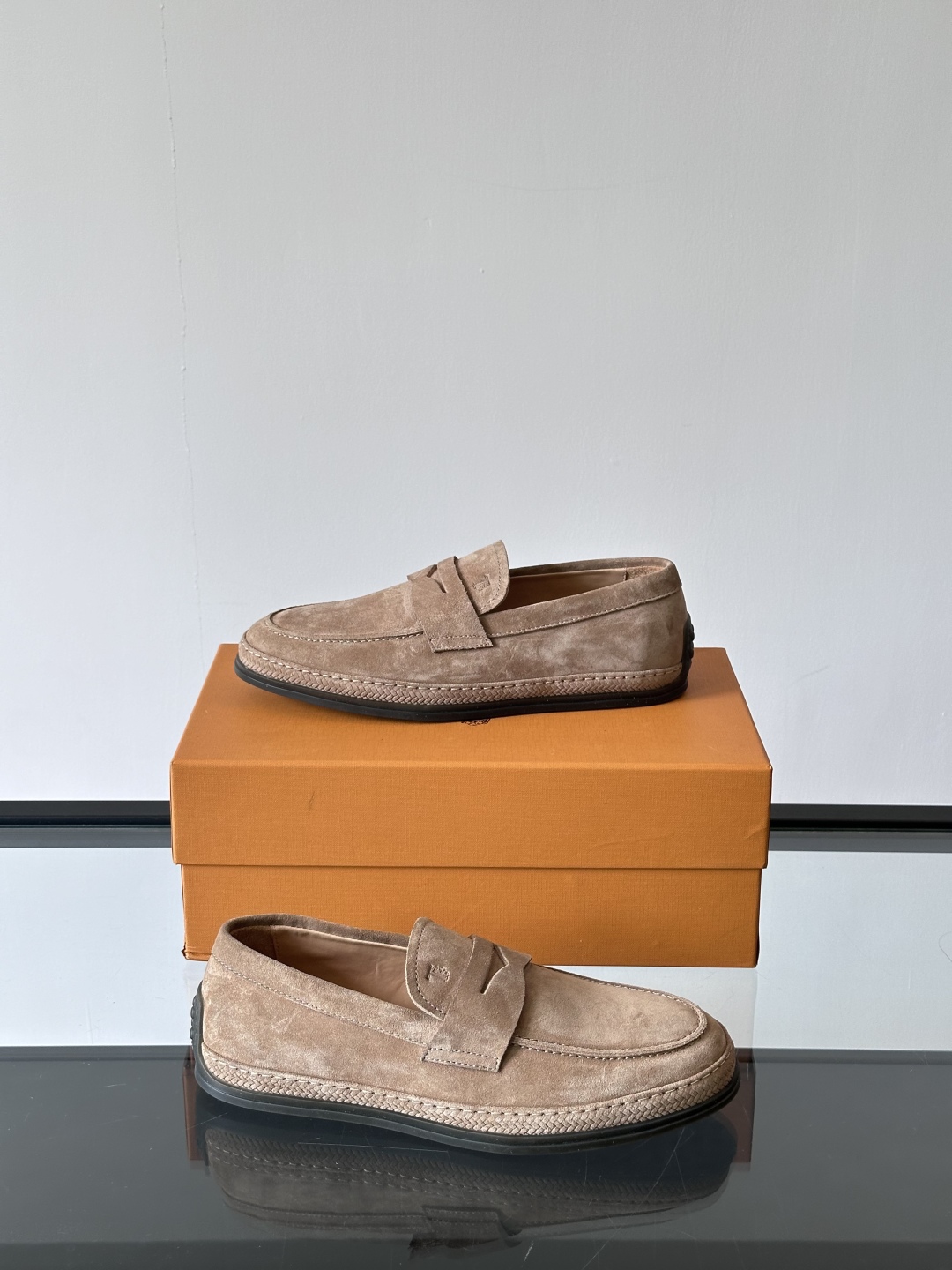 Tod'S/托德斯男士乐福鞋本款乐福鞋以雅致的进口头层牛皮革制成， 配以品牌logo横条装饰，外露手工缝