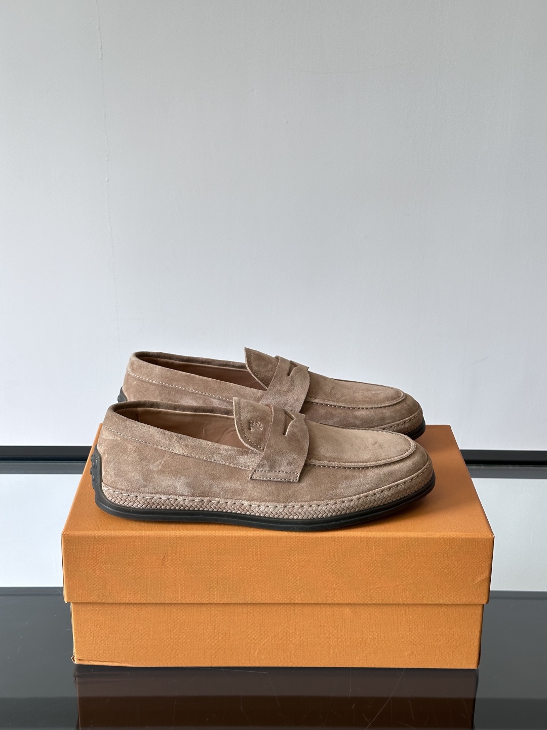 Tod'S/托德斯男士乐福鞋本款乐福鞋以雅致的进口头层牛皮革制成， 配以品牌logo横条装饰，外露手工缝