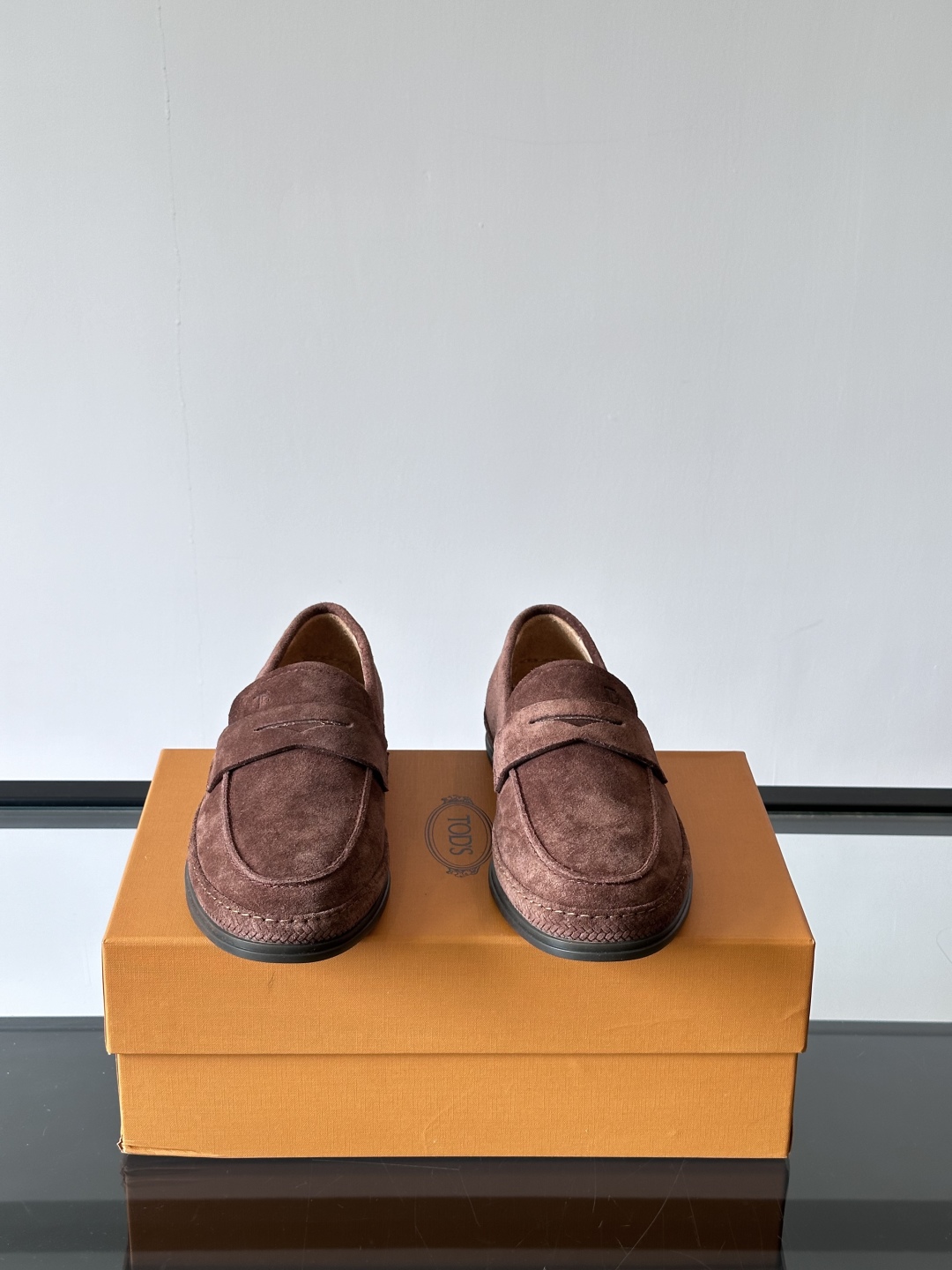 Tod'S/托德斯男士乐福鞋本款乐福鞋以雅致的进口头层牛皮革制成， 配以品牌logo横条装饰，外露手工缝