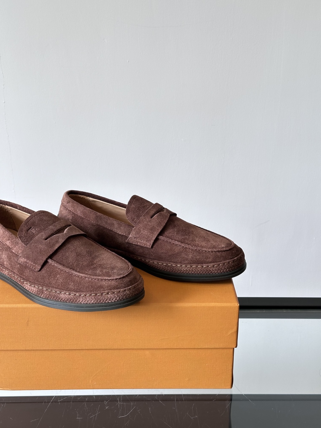 Tod'S/托德斯男士乐福鞋本款乐福鞋以雅致的进口头层牛皮革制成， 配以品牌logo横条装饰，外露手工缝