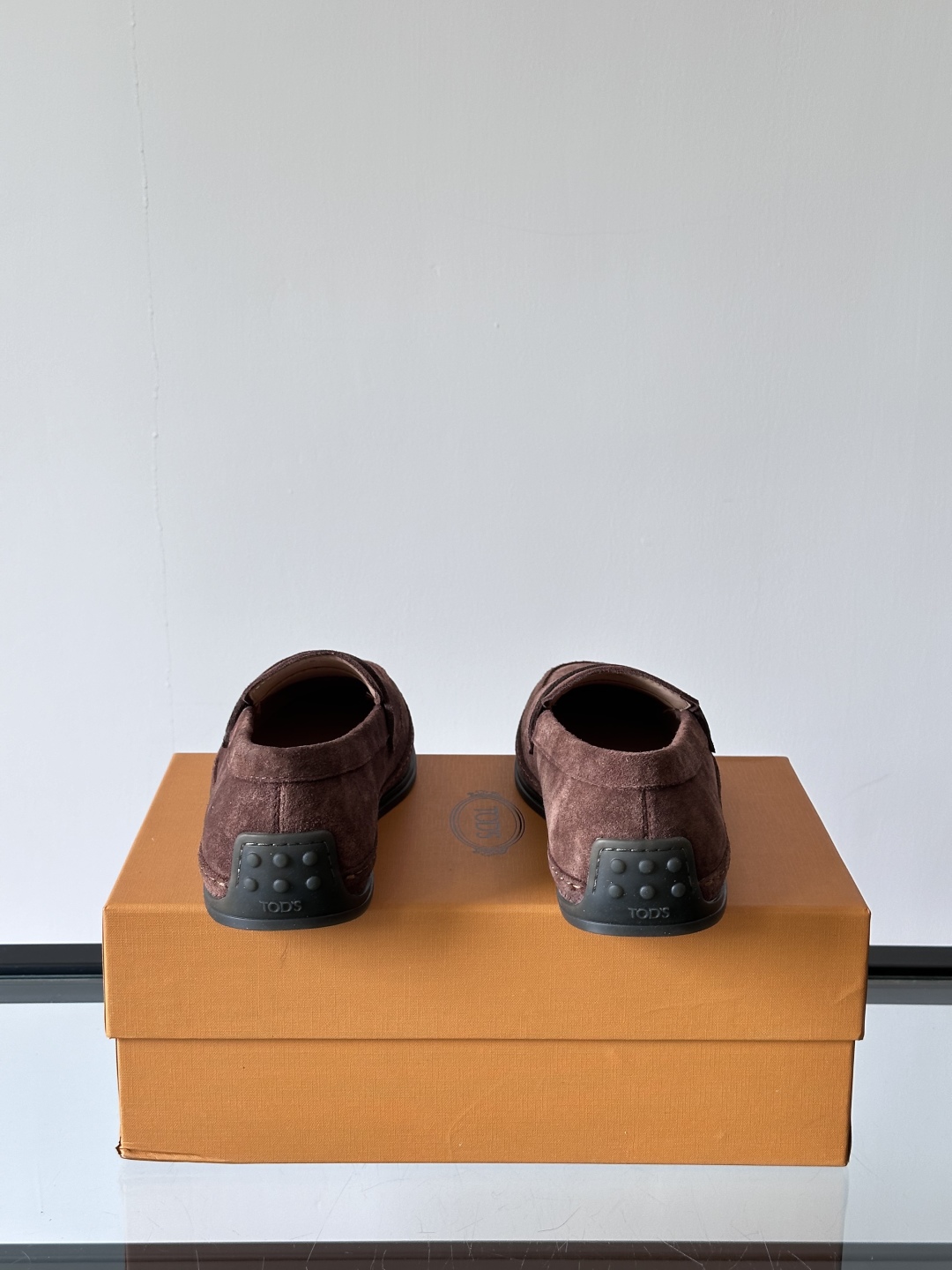Tod'S/托德斯男士乐福鞋本款乐福鞋以雅致的进口头层牛皮革制成， 配以品牌logo横条装饰，外露手工缝