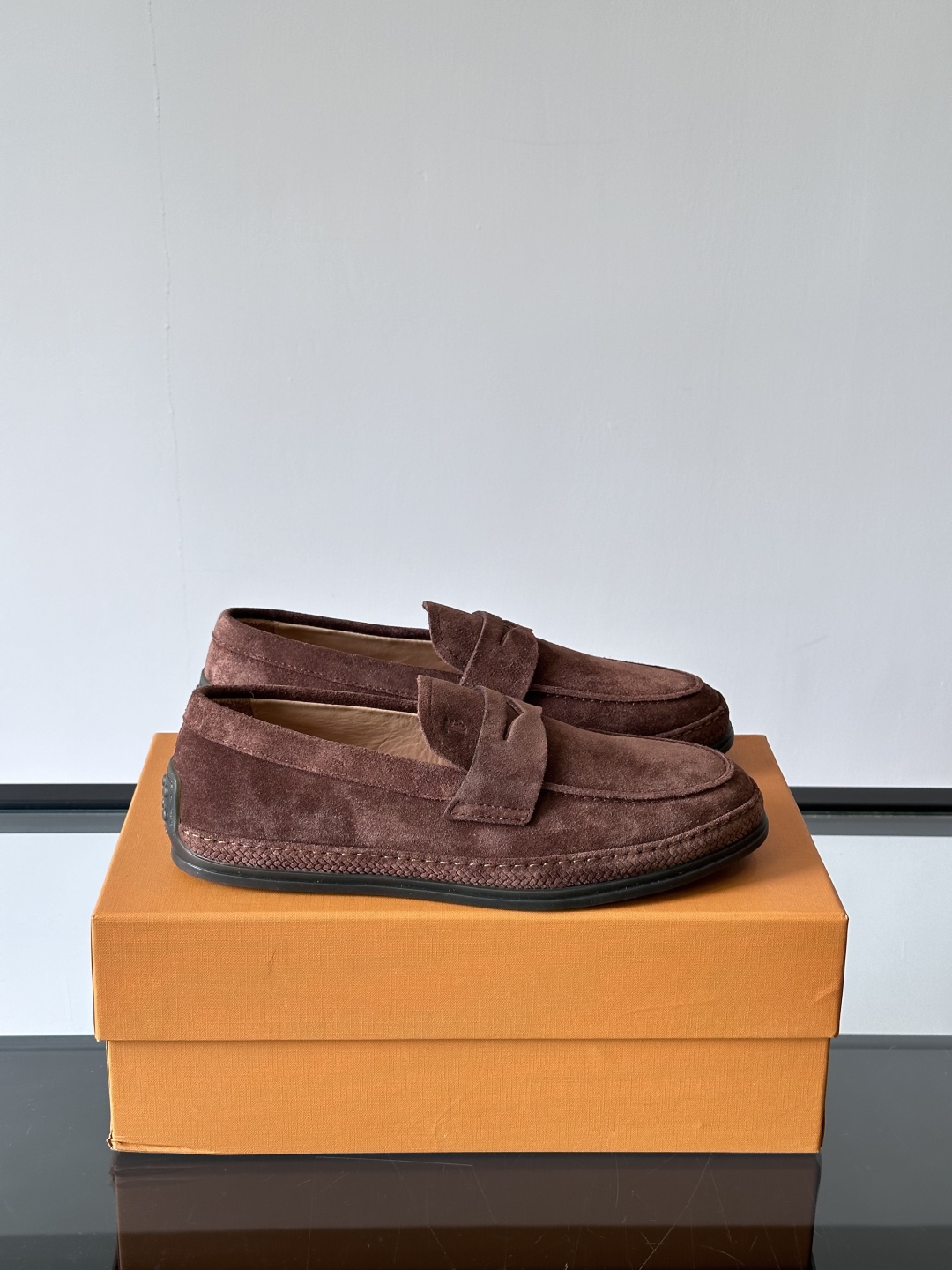 Tod'S/托德斯男士乐福鞋本款乐福鞋以雅致的进口头层牛皮革制成， 配以品牌logo横条装饰，外露手工缝