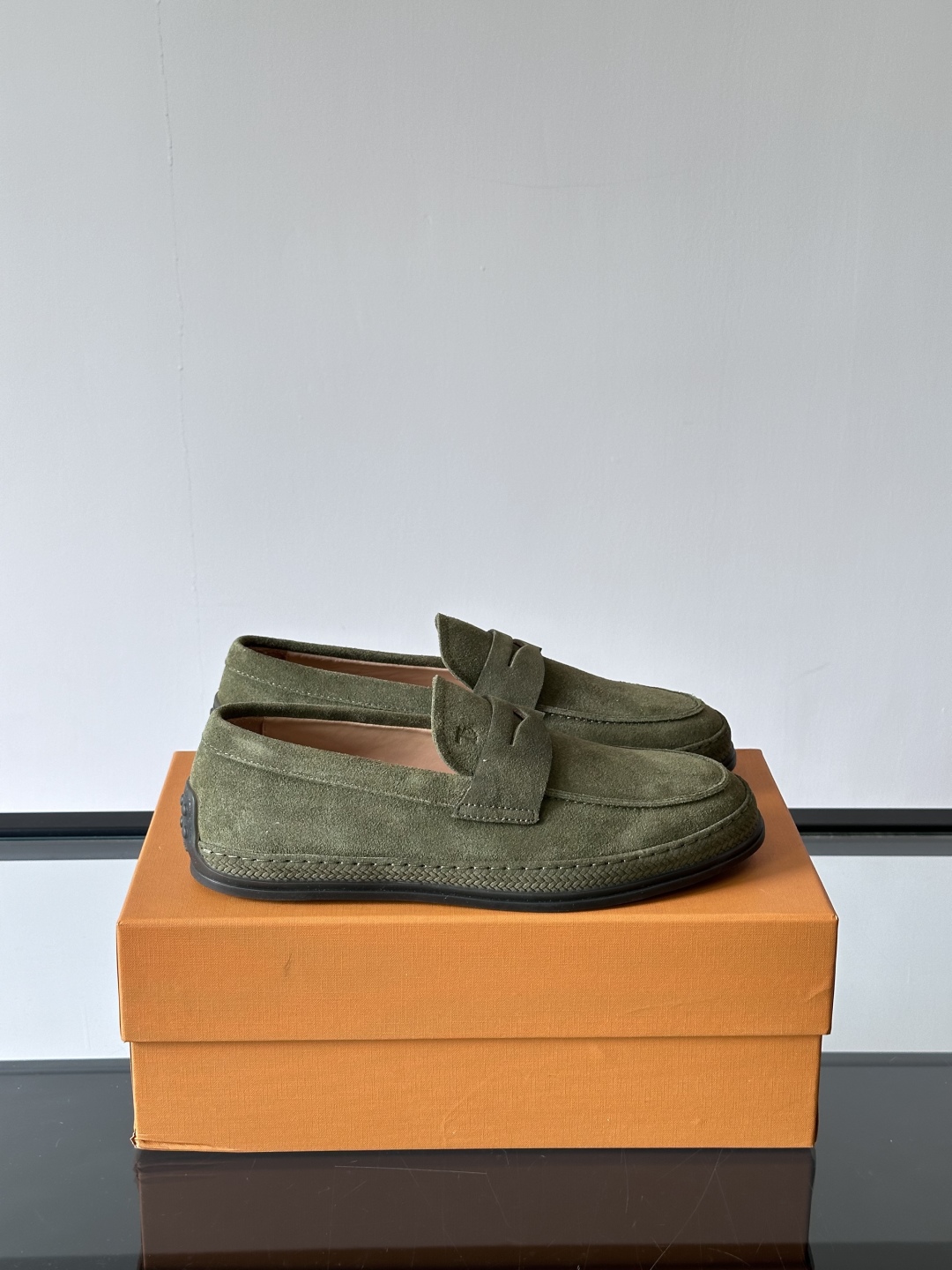Tod'S/托德斯男士乐福鞋本款乐福鞋以雅致的进口头层牛皮革制成， 配以品牌logo横条装饰，外露手工缝