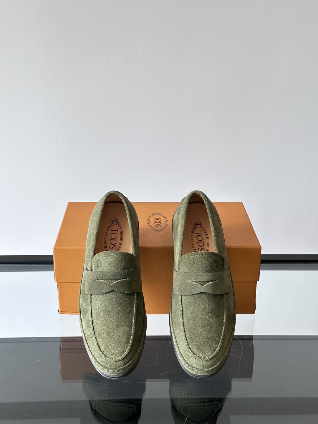 Tod'S/托德斯男士乐福鞋本款乐福鞋以雅致的进口头层牛皮革制成， 配以品牌logo横条装饰，外露手工缝