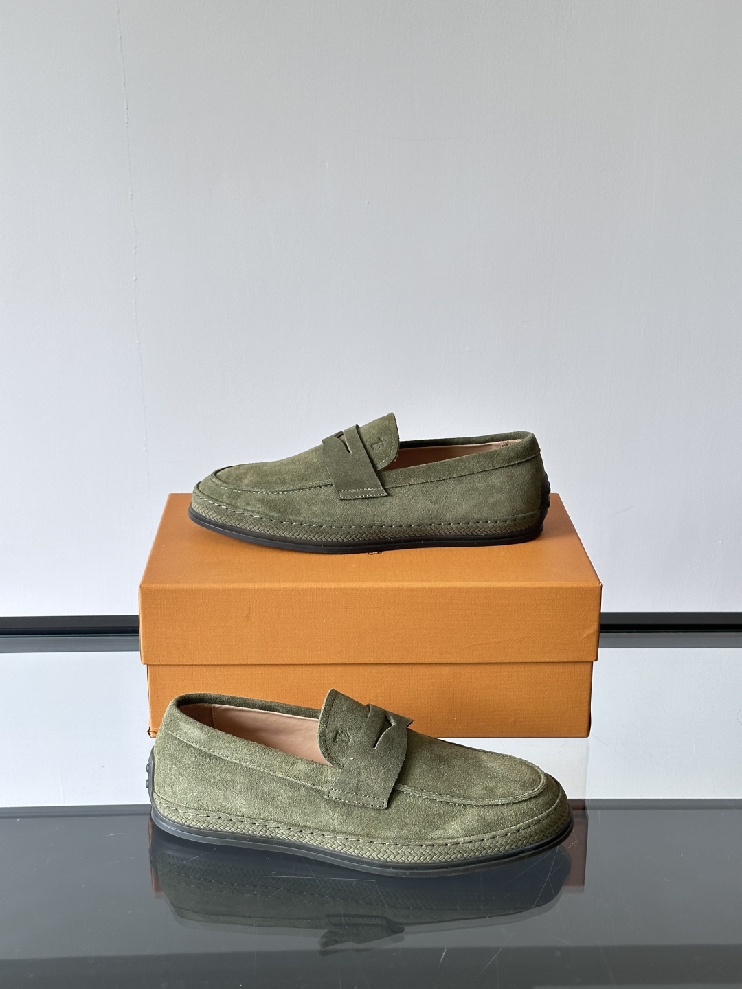 Tod'S/托德斯男士乐福鞋本款乐福鞋以雅致的进口头层牛皮革制成， 配以品牌logo横条装饰，外露手工缝