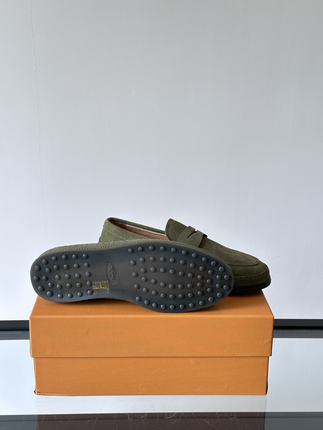 Tod'S/托德斯男士乐福鞋本款乐福鞋以雅致的进口头层牛皮革制成， 配以品牌logo横条装饰，外露手工缝