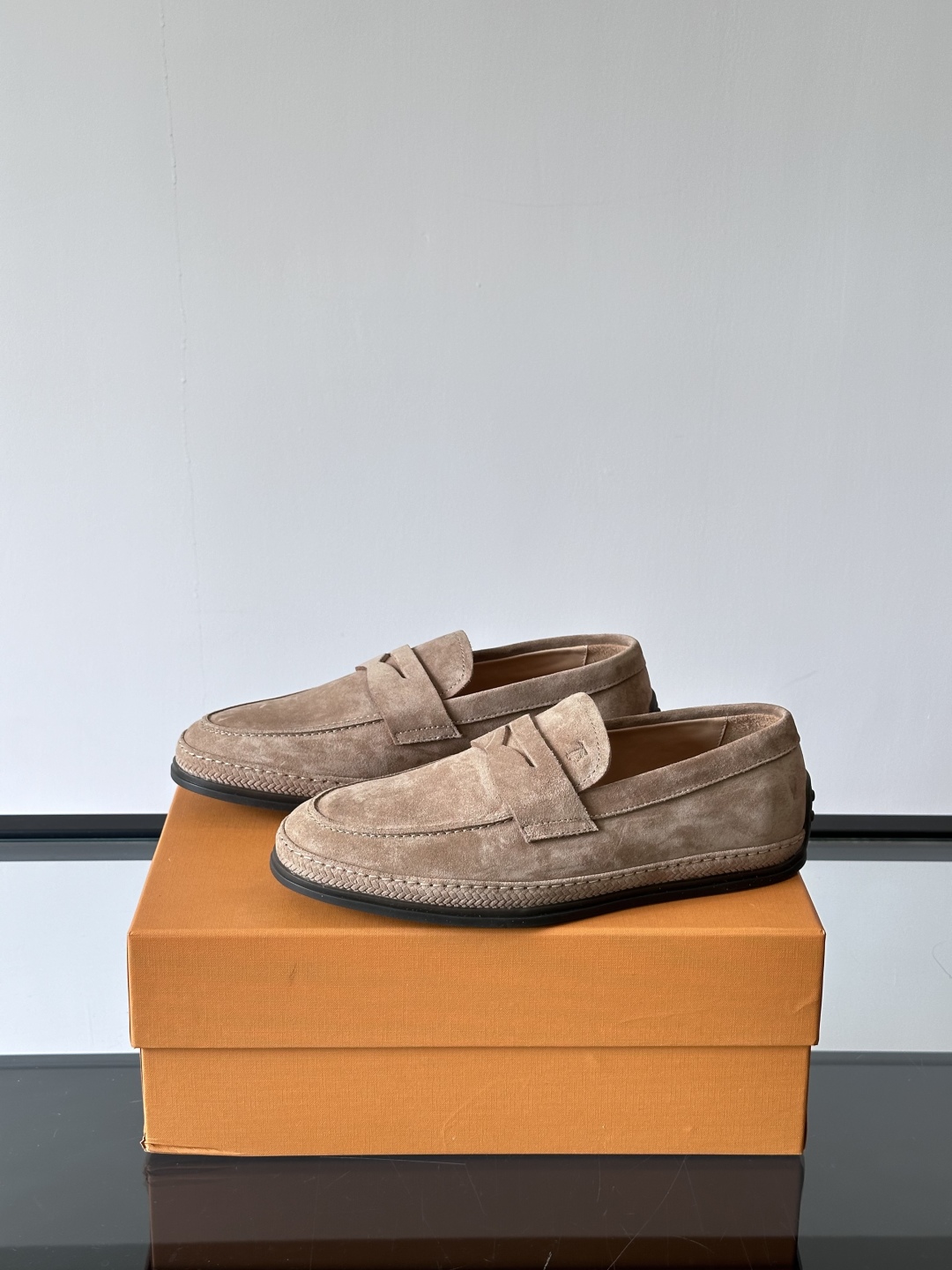 Tod'S/托德斯男士乐福鞋本款乐福鞋以雅致的进口头层牛皮革制成， 配以品牌logo横条装饰，外露手工缝