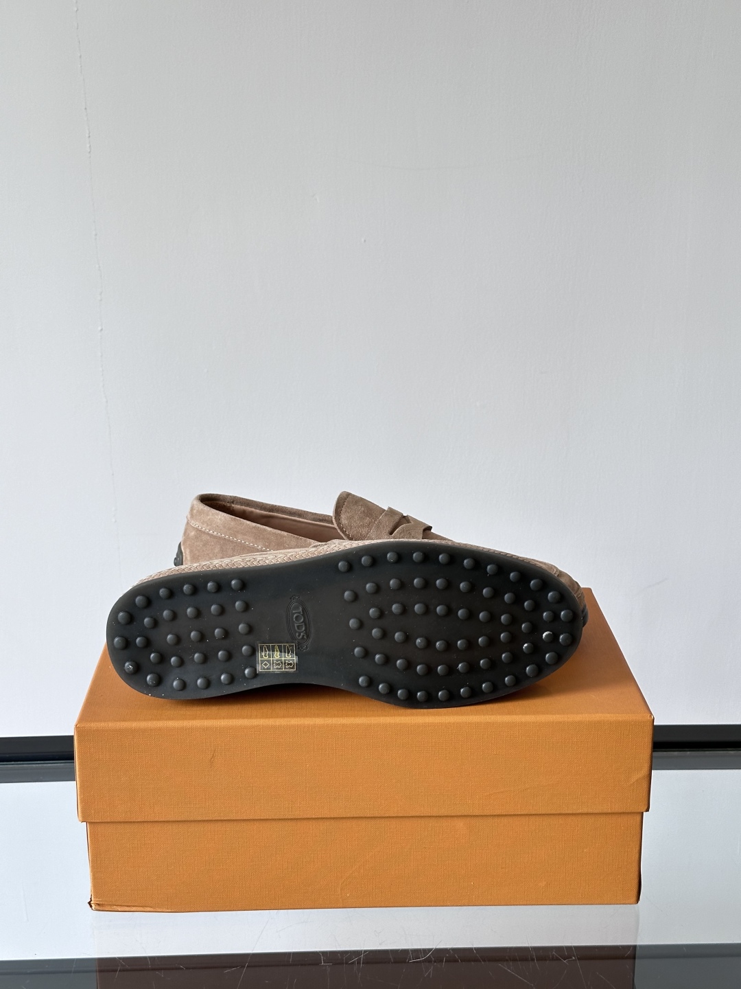Tod'S/托德斯男士乐福鞋本款乐福鞋以雅致的进口头层牛皮革制成， 配以品牌logo横条装饰，外露手工缝