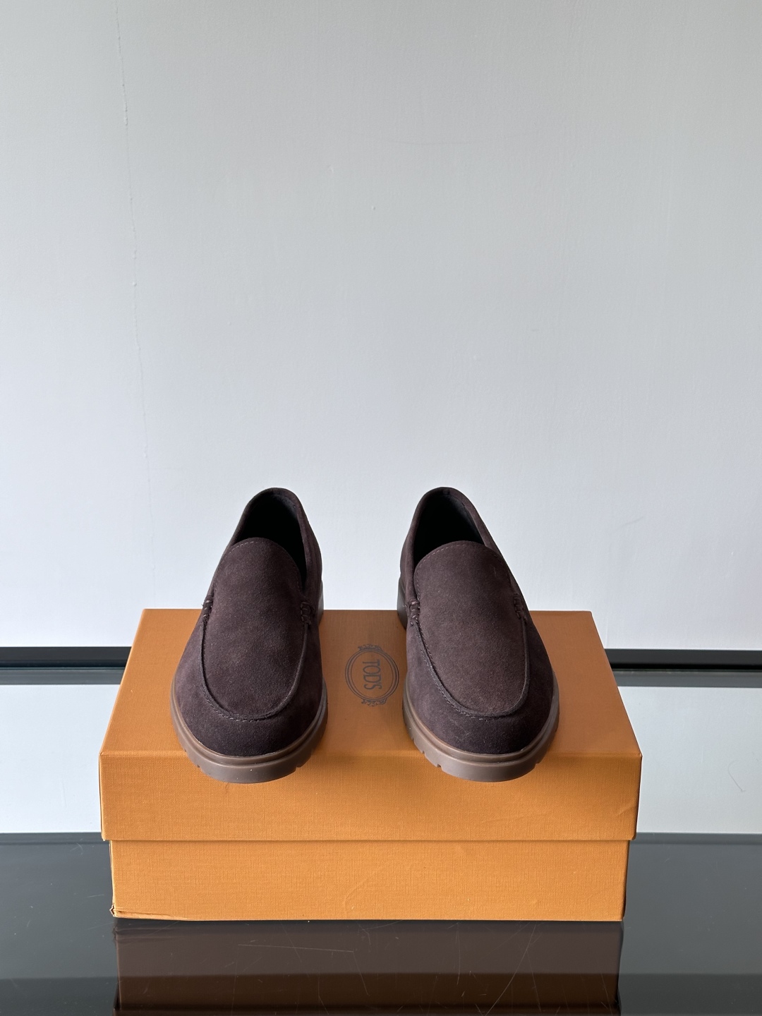 Tod'S/托德斯男士乐福鞋本款乐福鞋以雅致的进口头层牛皮革制成， 配以品牌logo横条装饰，外露手工缝