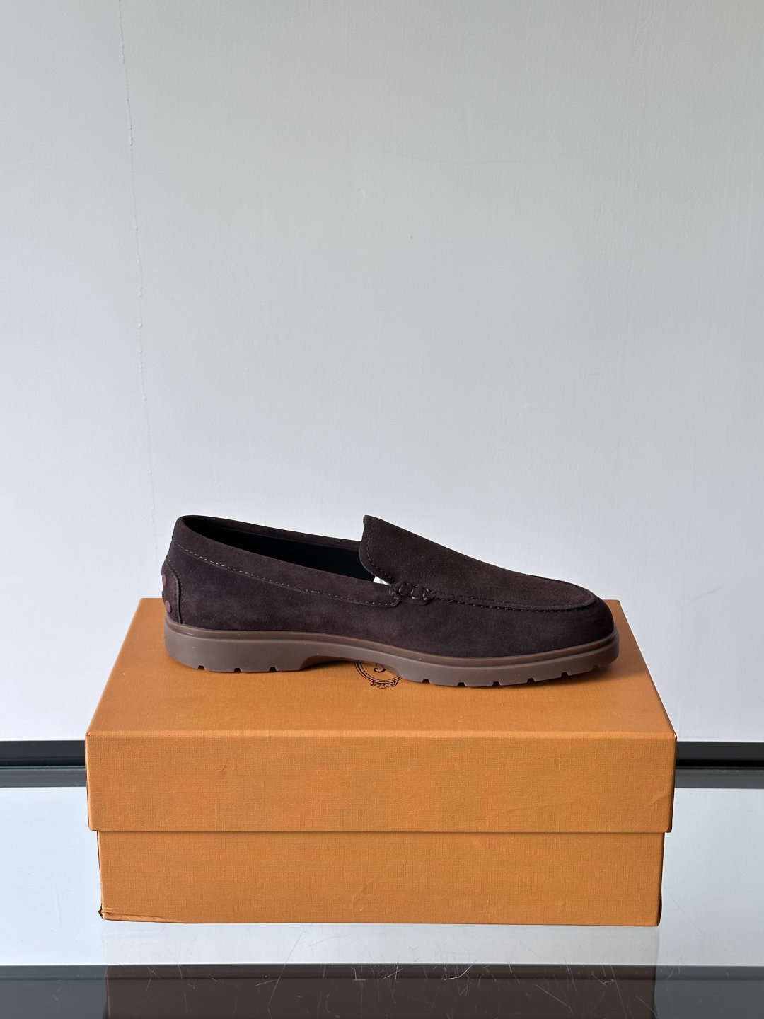 Tod'S/托德斯男士乐福鞋本款乐福鞋以雅致的进口头层牛皮革制成， 配以品牌logo横条装饰，外露手工缝
