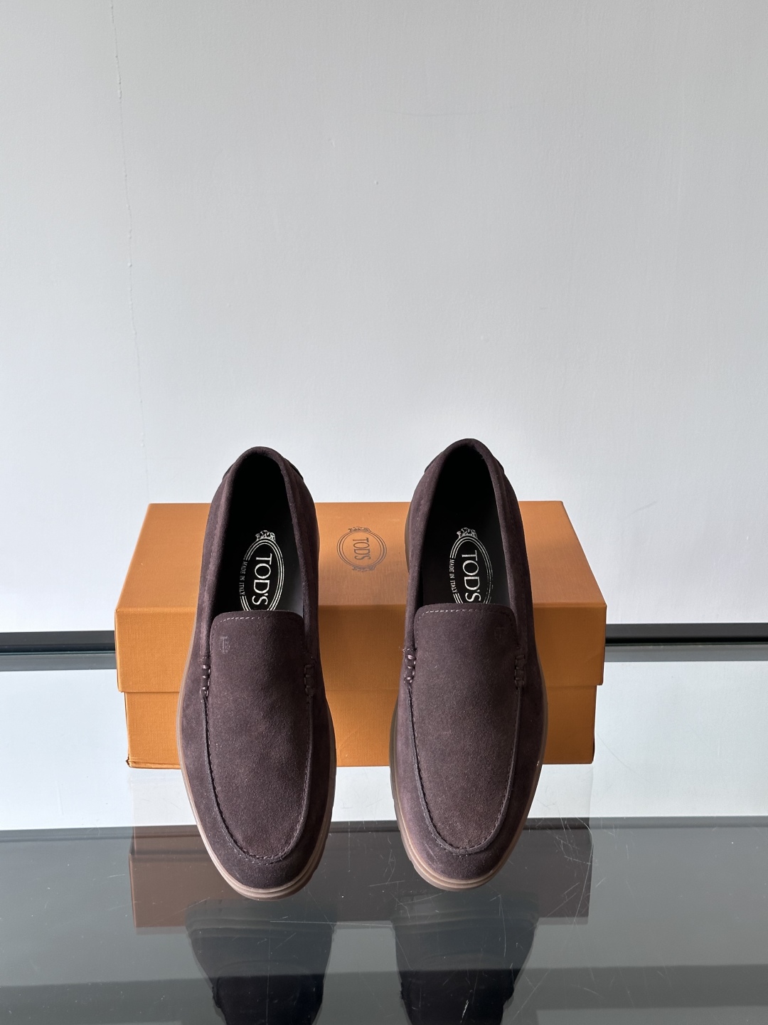 Tod'S/托德斯男士乐福鞋本款乐福鞋以雅致的进口头层牛皮革制成， 配以品牌logo横条装饰，外露手工缝
