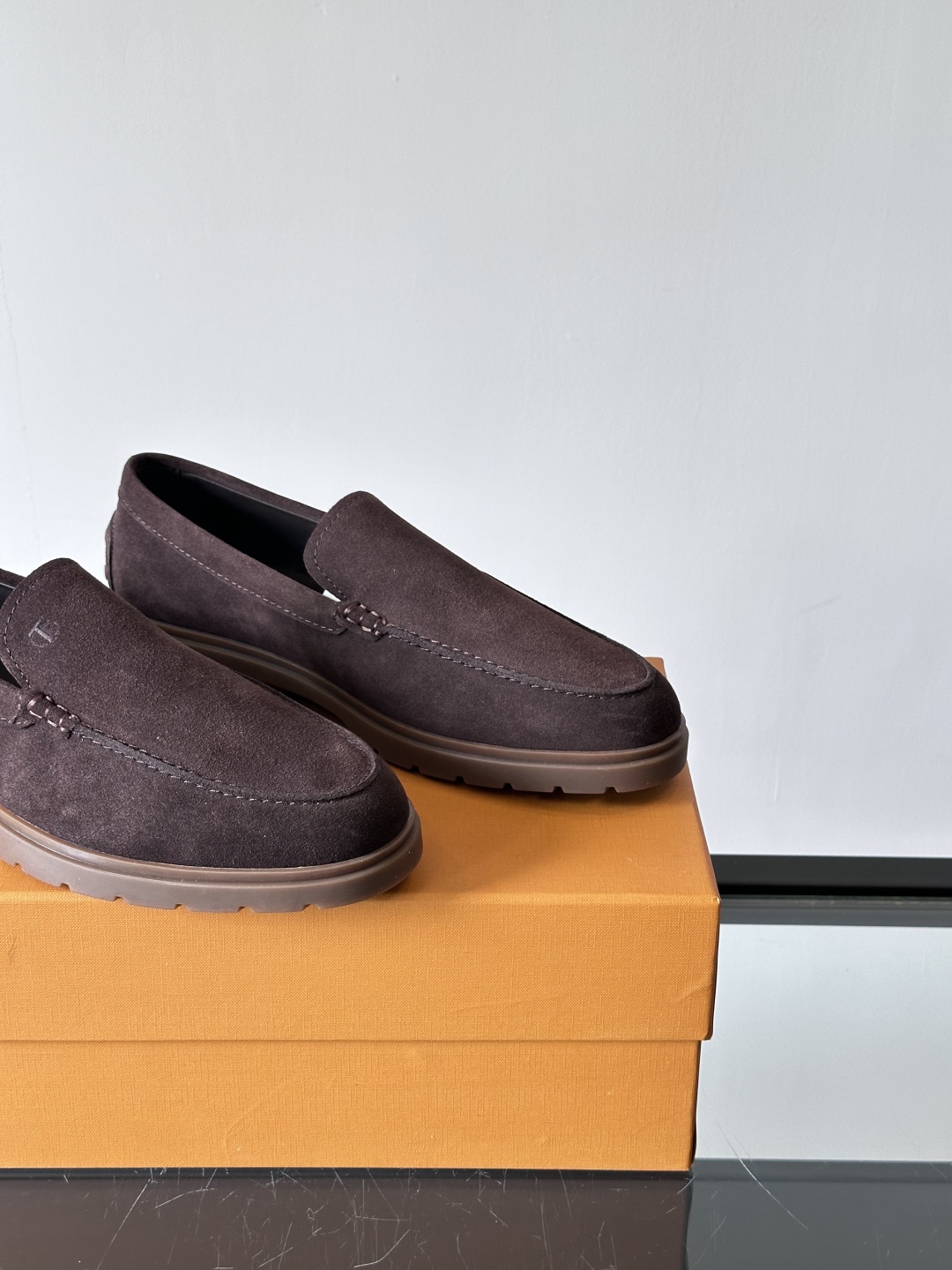 Tod'S/托德斯男士乐福鞋本款乐福鞋以雅致的进口头层牛皮革制成， 配以品牌logo横条装饰，外露手工缝