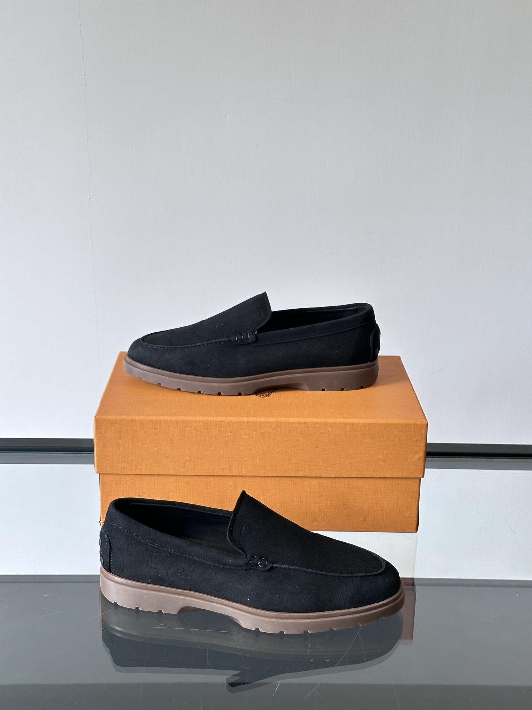 Tod'S/托德斯男士乐福鞋本款乐福鞋以雅致的进口头层牛皮革制成， 配以品牌logo横条装饰，外露手工缝