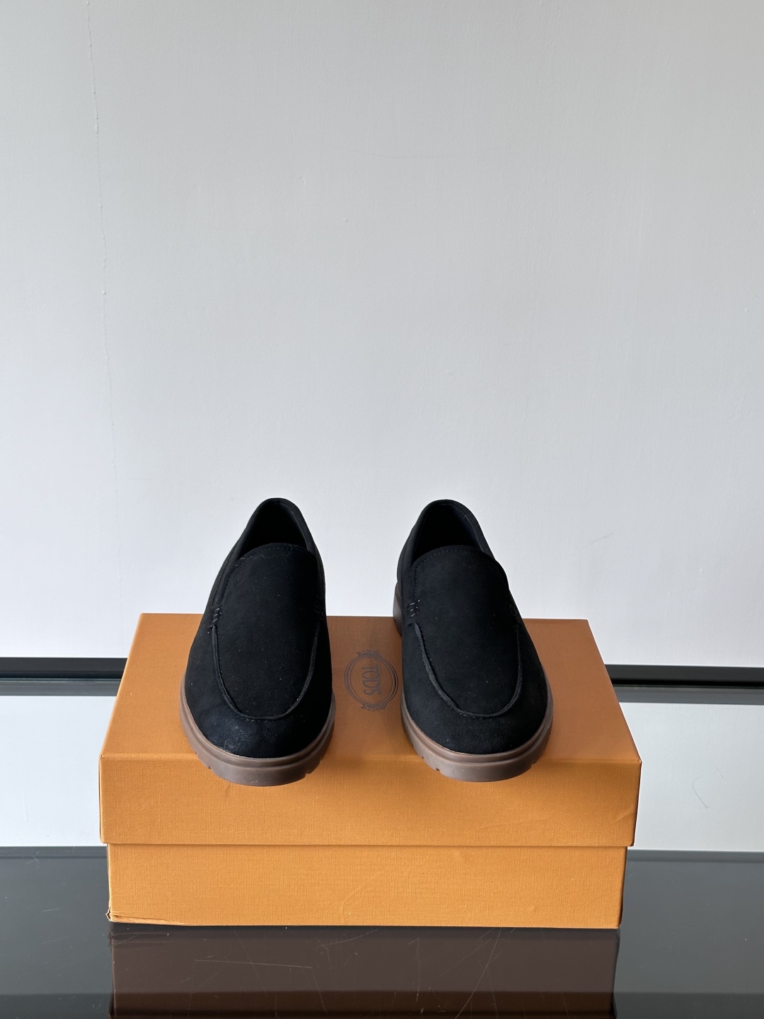 Tod'S/托德斯男士乐福鞋本款乐福鞋以雅致的进口头层牛皮革制成， 配以品牌logo横条装饰，外露手工缝