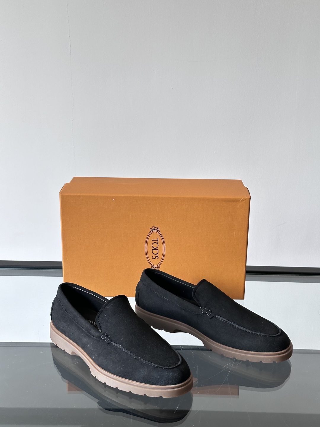 Tod'S/托德斯男士乐福鞋本款乐福鞋以雅致的进口头层牛皮革制成， 配以品牌logo横条装饰，外露手工缝
