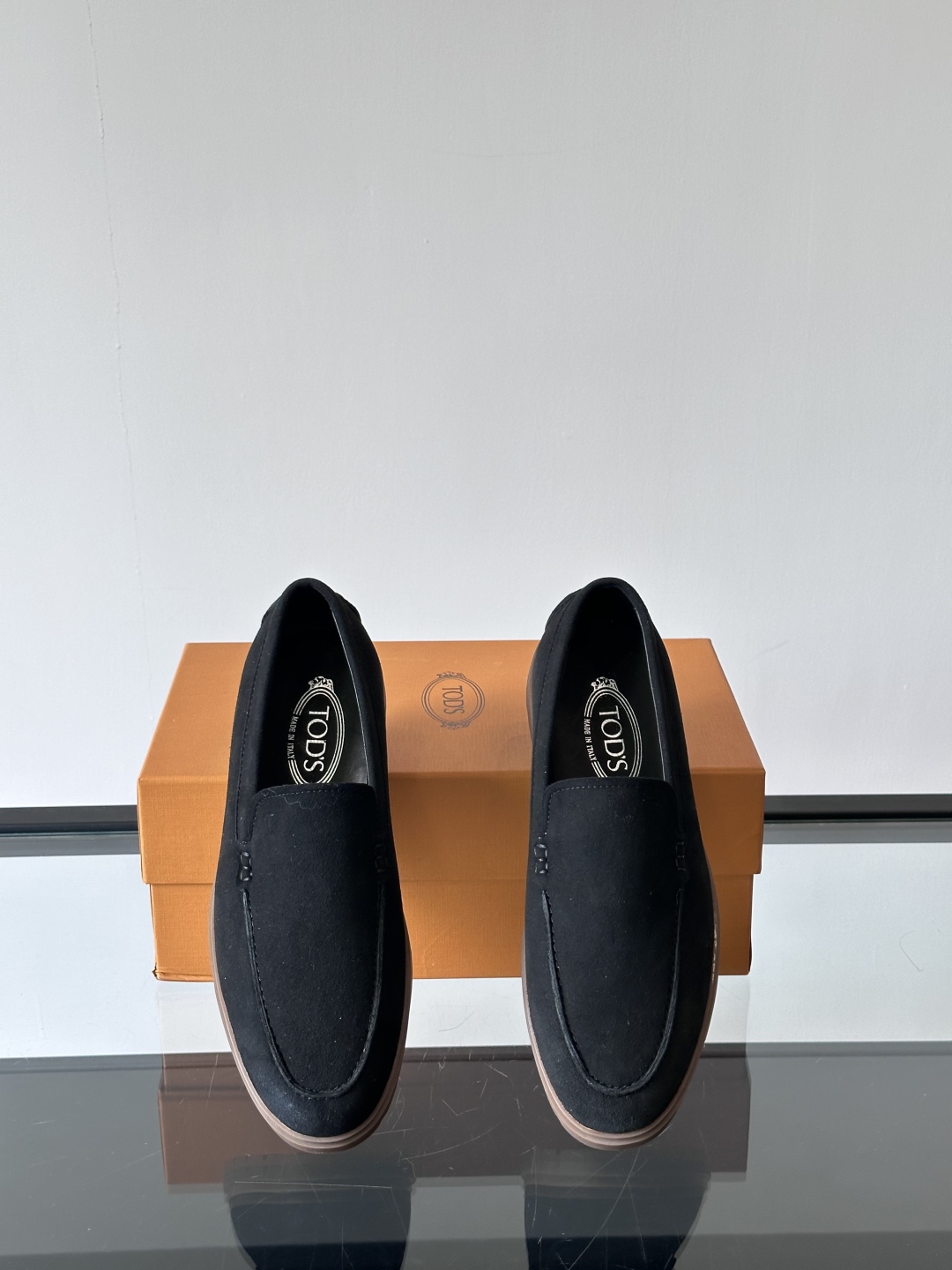 Tod'S/托德斯男士乐福鞋本款乐福鞋以雅致的进口头层牛皮革制成， 配以品牌logo横条装饰，外露手工缝