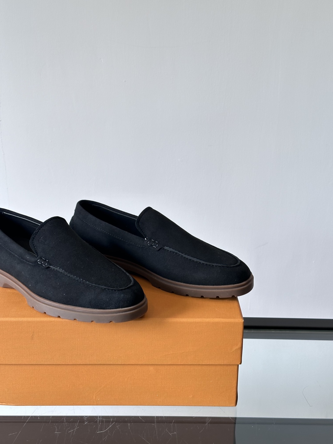 Tod'S/托德斯男士乐福鞋本款乐福鞋以雅致的进口头层牛皮革制成， 配以品牌logo横条装饰，外露手工缝