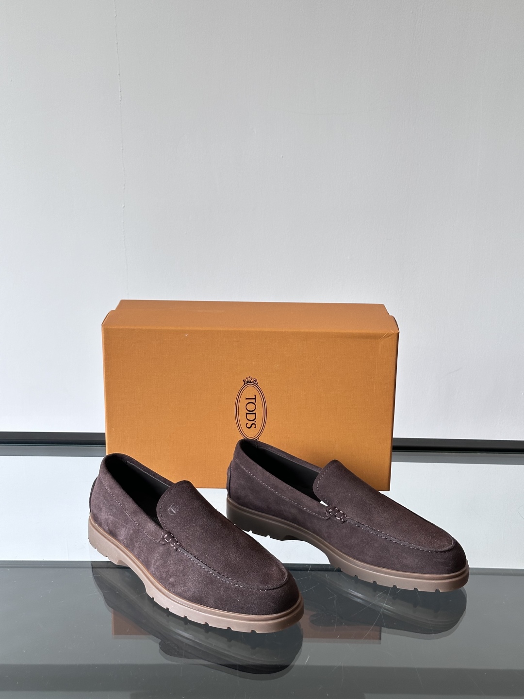 Tod'S/托德斯男士乐福鞋本款乐福鞋以雅致的进口头层牛皮革制成， 配以品牌logo横条装饰，外露手工缝