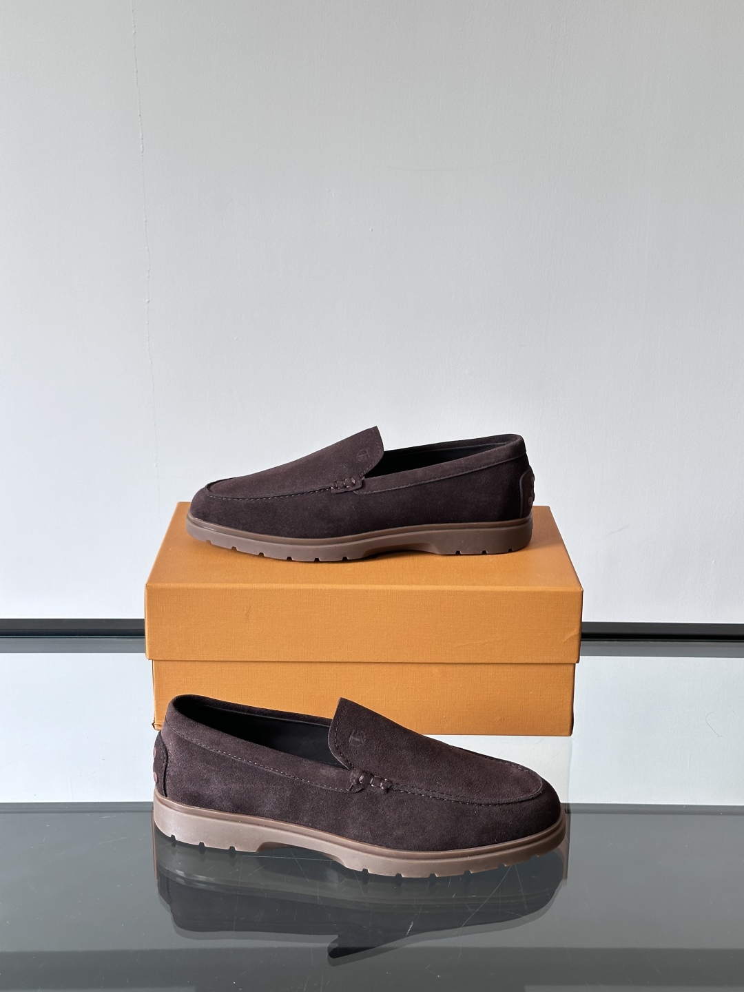 Tod'S/托德斯男士乐福鞋本款乐福鞋以雅致的进口头层牛皮革制成， 配以品牌logo横条装饰，外露手工缝