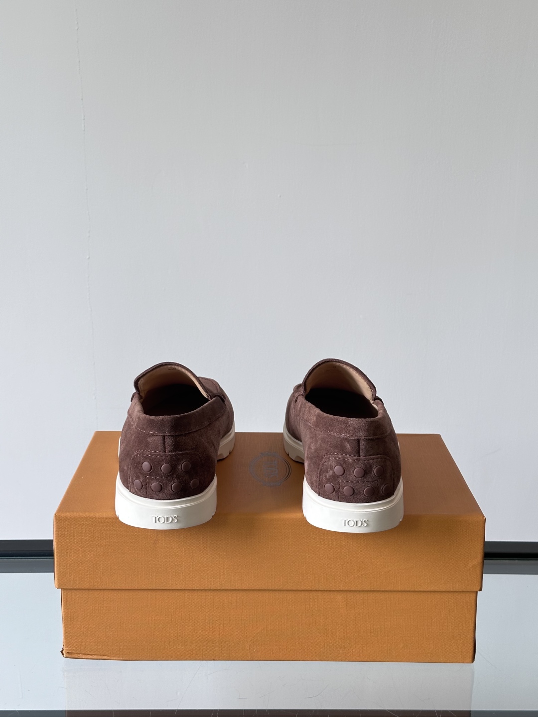 Tod'S/托德斯男士乐福鞋本款乐福鞋以雅致的进口头层牛皮革制成， 配以品牌logo横条装饰，外露手工缝