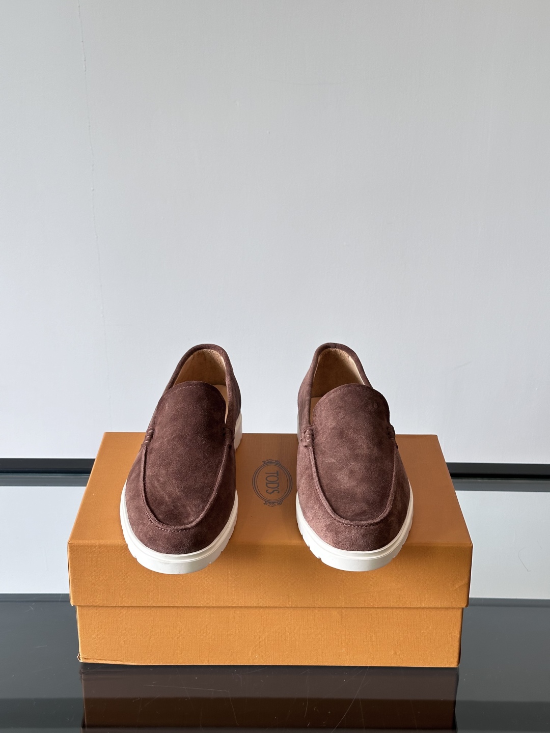 Tod'S/托德斯男士乐福鞋本款乐福鞋以雅致的进口头层牛皮革制成， 配以品牌logo横条装饰，外露手工缝