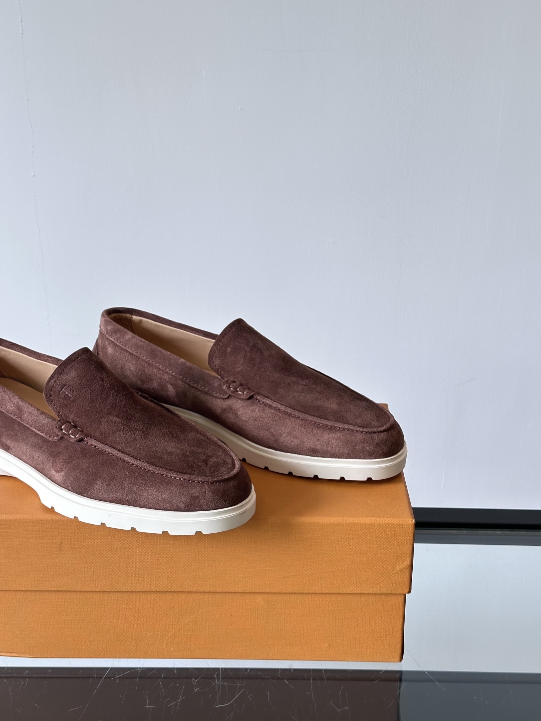 Tod'S/托德斯男士乐福鞋本款乐福鞋以雅致的进口头层牛皮革制成， 配以品牌logo横条装饰，外露手工缝