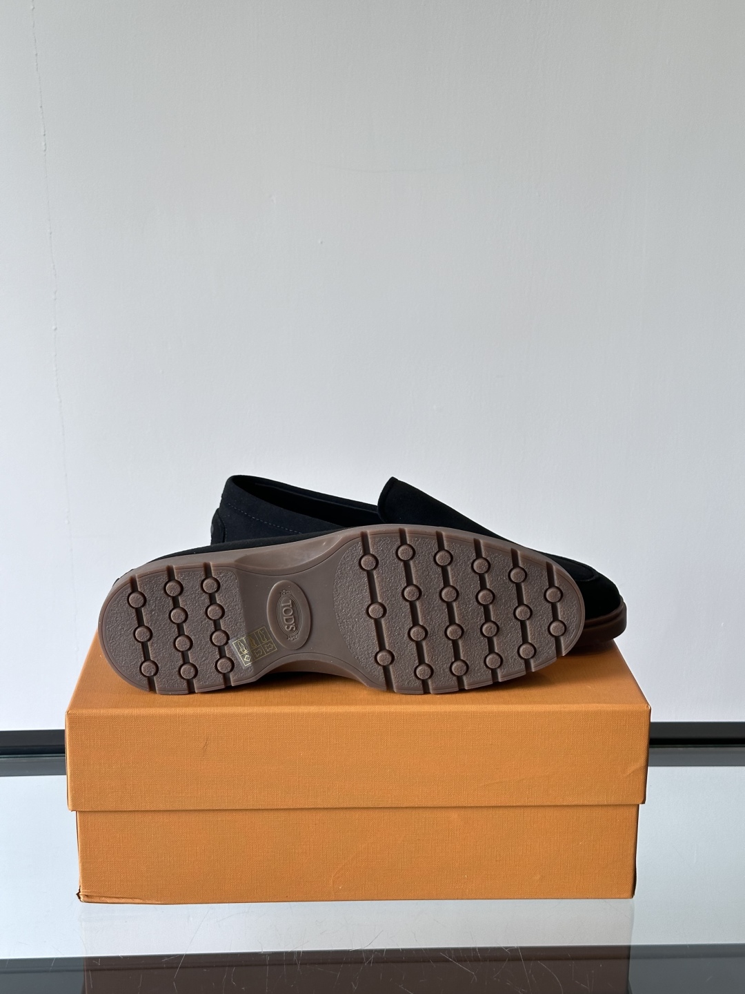 Tod'S/托德斯男士乐福鞋本款乐福鞋以雅致的进口头层牛皮革制成， 配以品牌logo横条装饰，外露手工缝
