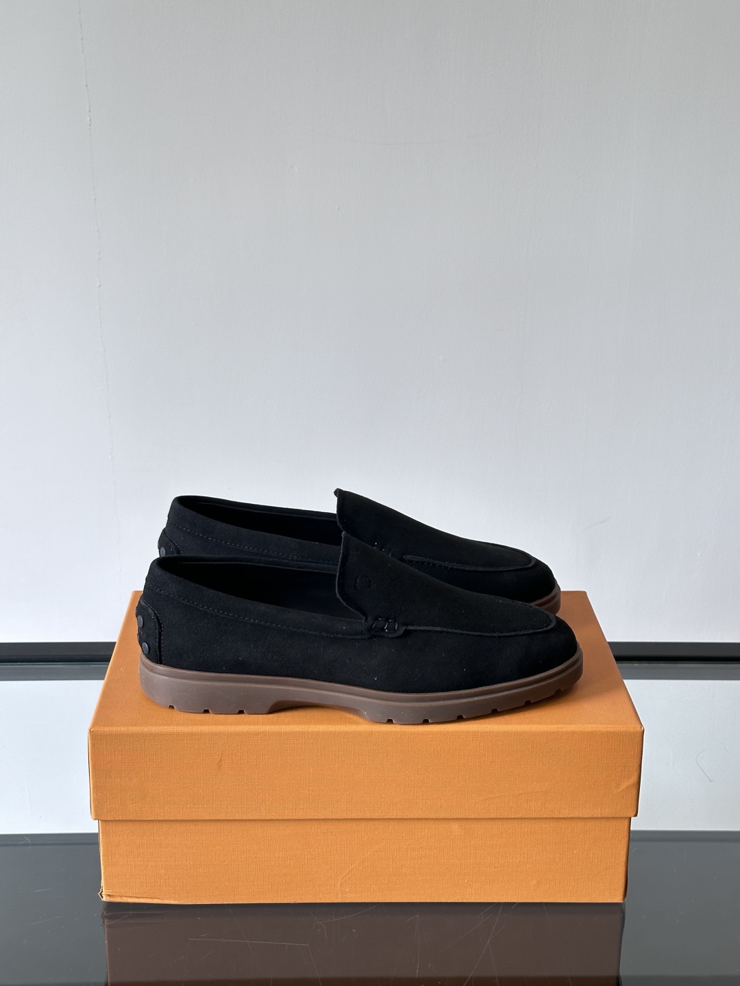 Tod'S/托德斯男士乐福鞋本款乐福鞋以雅致的进口头层牛皮革制成， 配以品牌logo横条装饰，外露手工缝