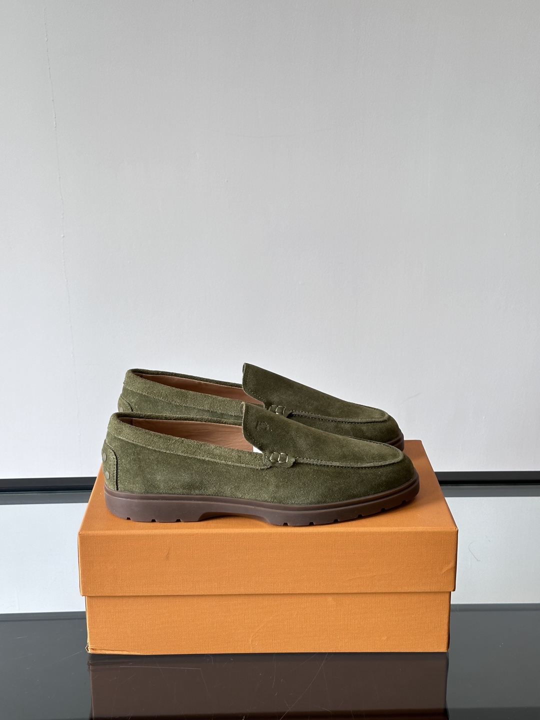 Tod'S/托德斯男士乐福鞋本款乐福鞋以雅致的进口头层牛皮革制成， 配以品牌logo横条装饰，外露手工缝