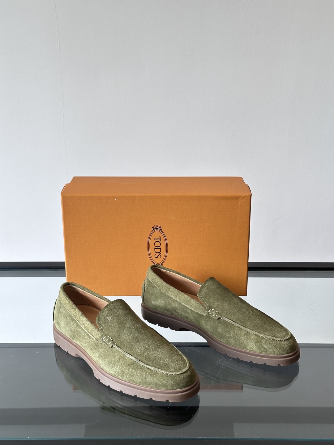 Tod'S/托德斯男士乐福鞋本款乐福鞋以雅致的进口头层牛皮革制成， 配以品牌logo横条装饰，外露手工缝