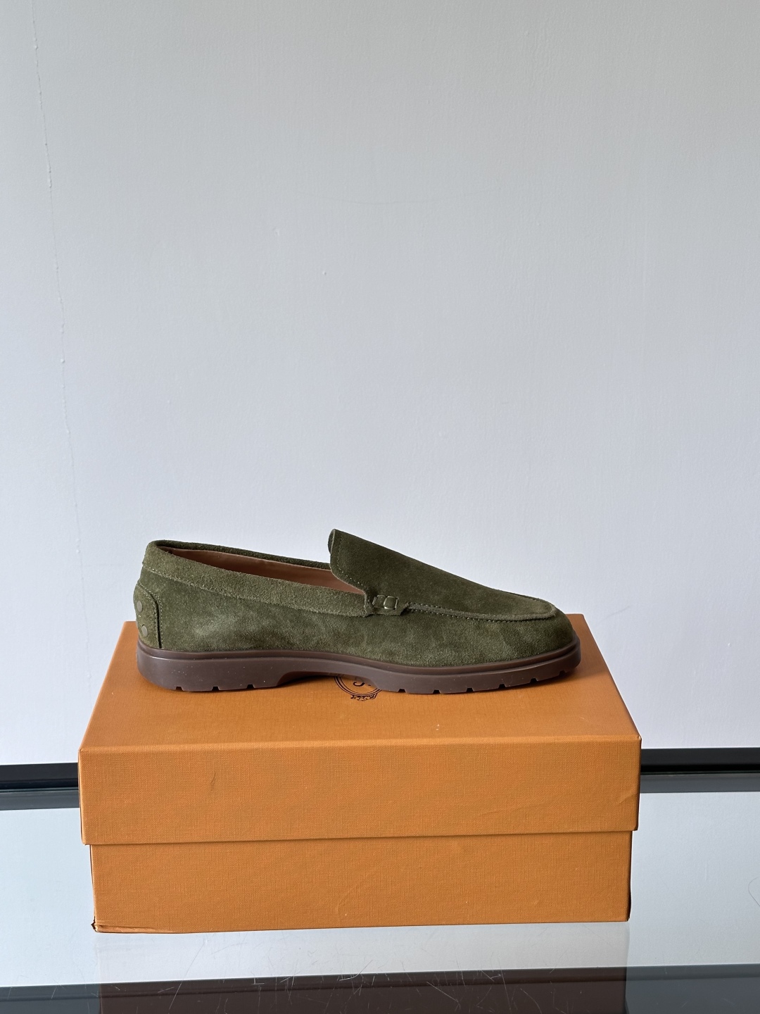 Tod'S/托德斯男士乐福鞋本款乐福鞋以雅致的进口头层牛皮革制成， 配以品牌logo横条装饰，外露手工缝