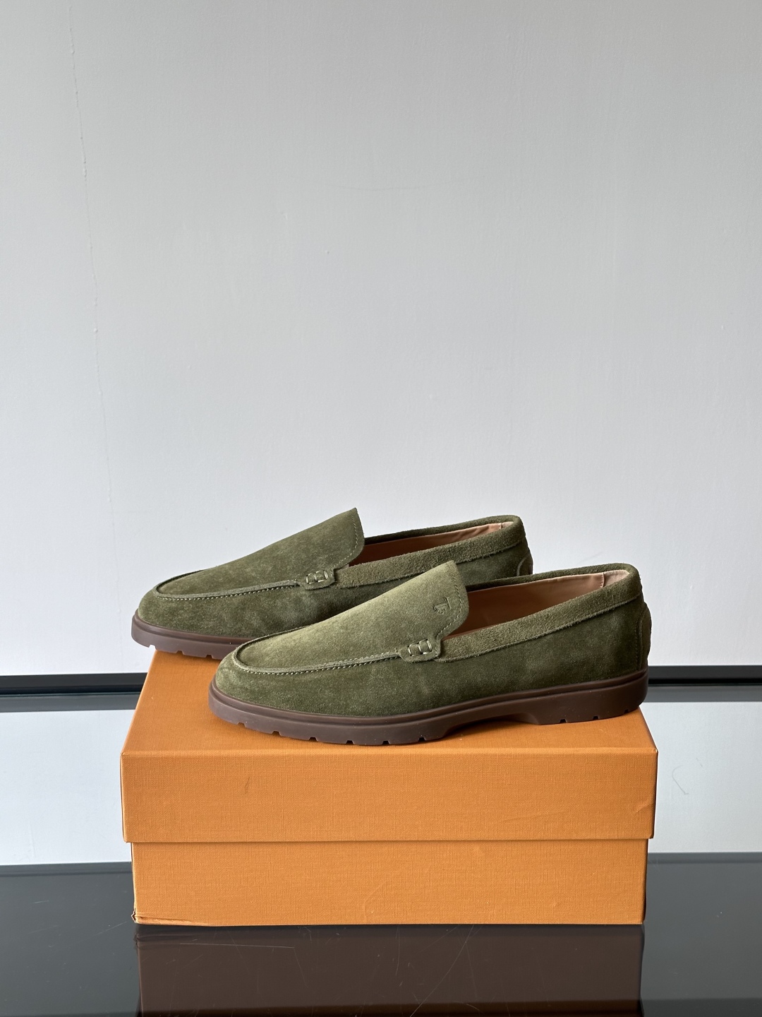 Tod'S/托德斯男士乐福鞋本款乐福鞋以雅致的进口头层牛皮革制成， 配以品牌logo横条装饰，外露手工缝