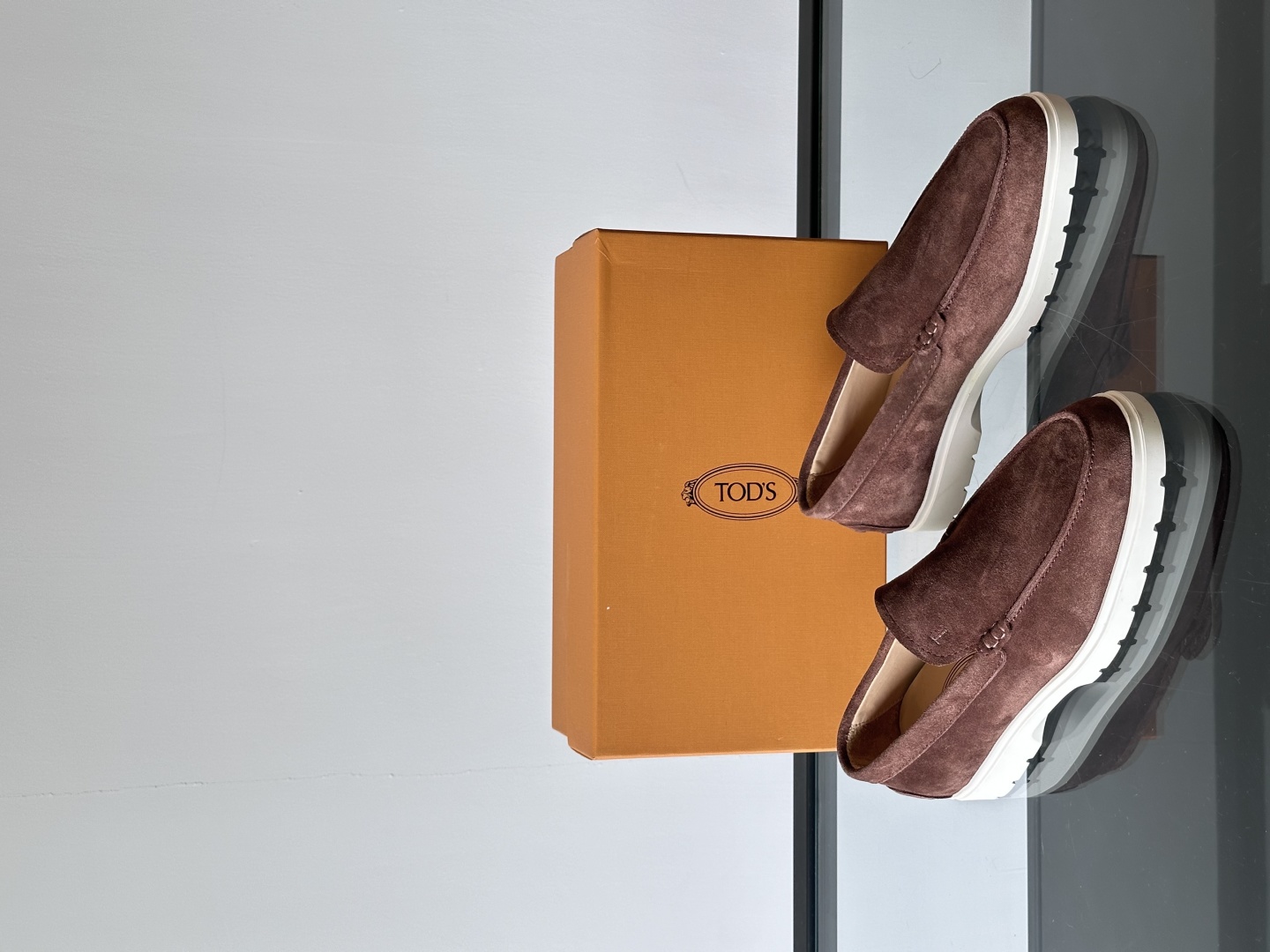 Tod'S/托德斯男士乐福鞋本款乐福鞋以雅致的进口头层牛皮革制成， 配以品牌logo横条装饰，外露手工缝