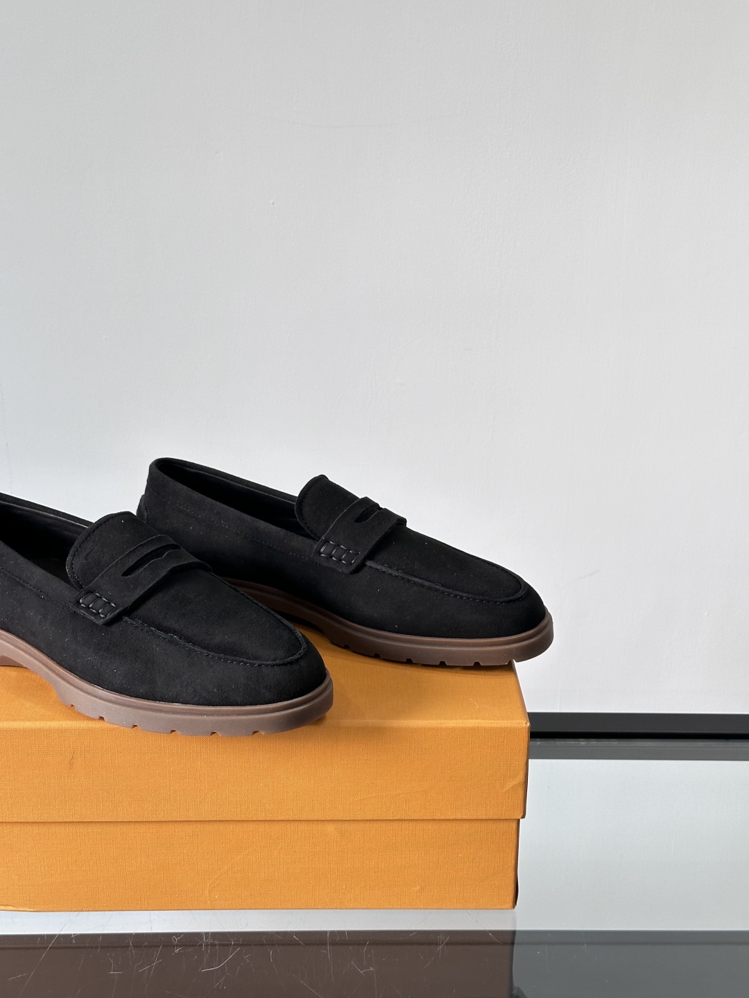 Tod'S/托德斯男士乐福鞋本款乐福鞋以雅致的进口头层牛皮革制成， 配以品牌logo横条装饰，外露手工缝