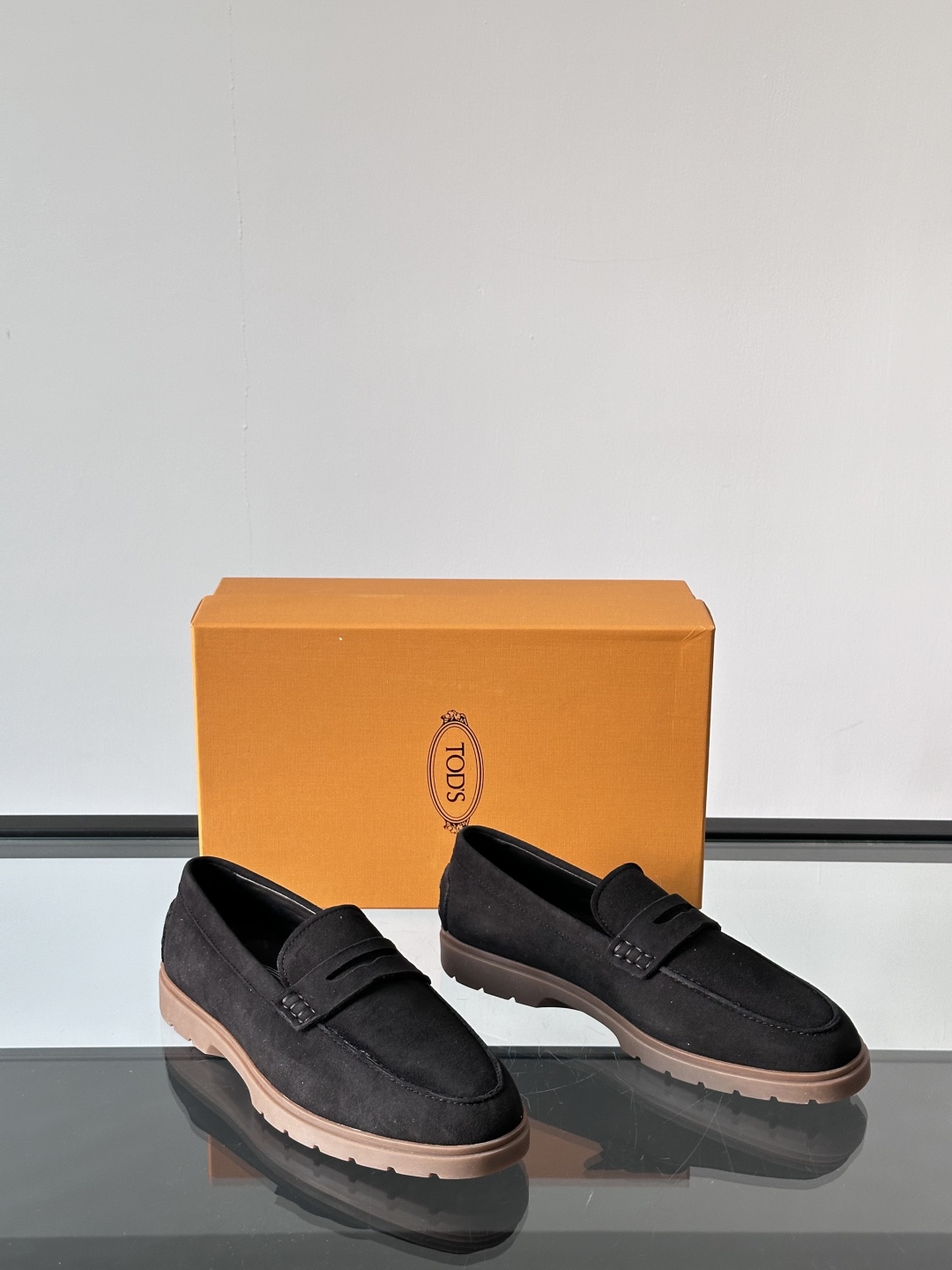 Tod'S/托德斯男士乐福鞋本款乐福鞋以雅致的进口头层牛皮革制成， 配以品牌logo横条装饰，外露手工缝