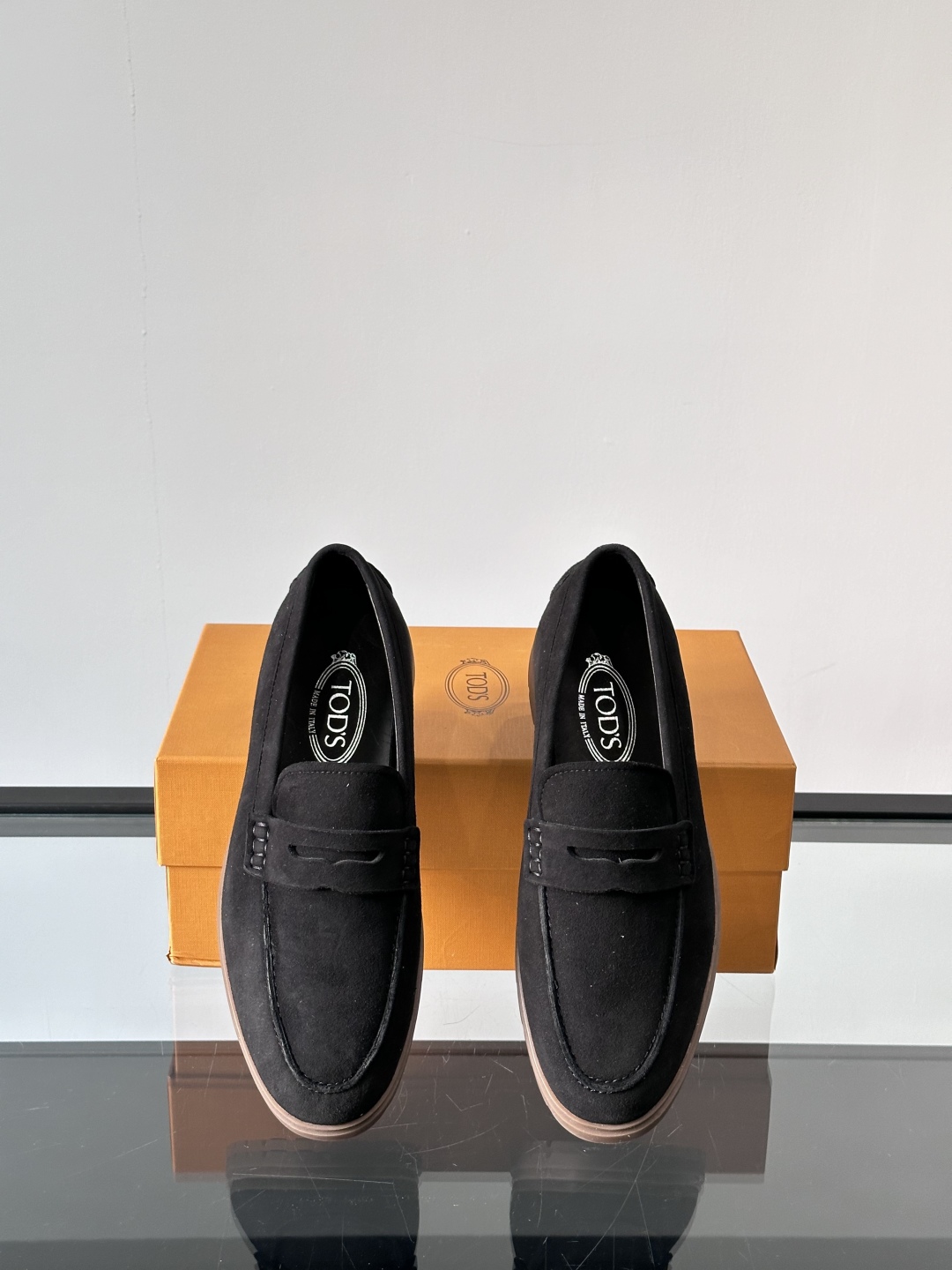 Tod'S/托德斯男士乐福鞋本款乐福鞋以雅致的进口头层牛皮革制成， 配以品牌logo横条装饰，外露手工缝