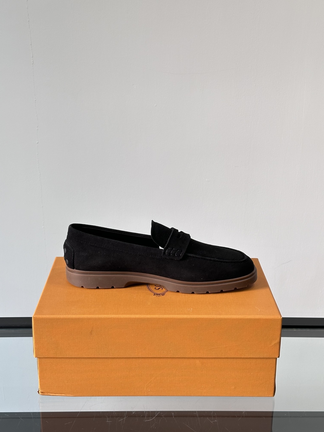 Tod'S/托德斯男士乐福鞋本款乐福鞋以雅致的进口头层牛皮革制成， 配以品牌logo横条装饰，外露手工缝